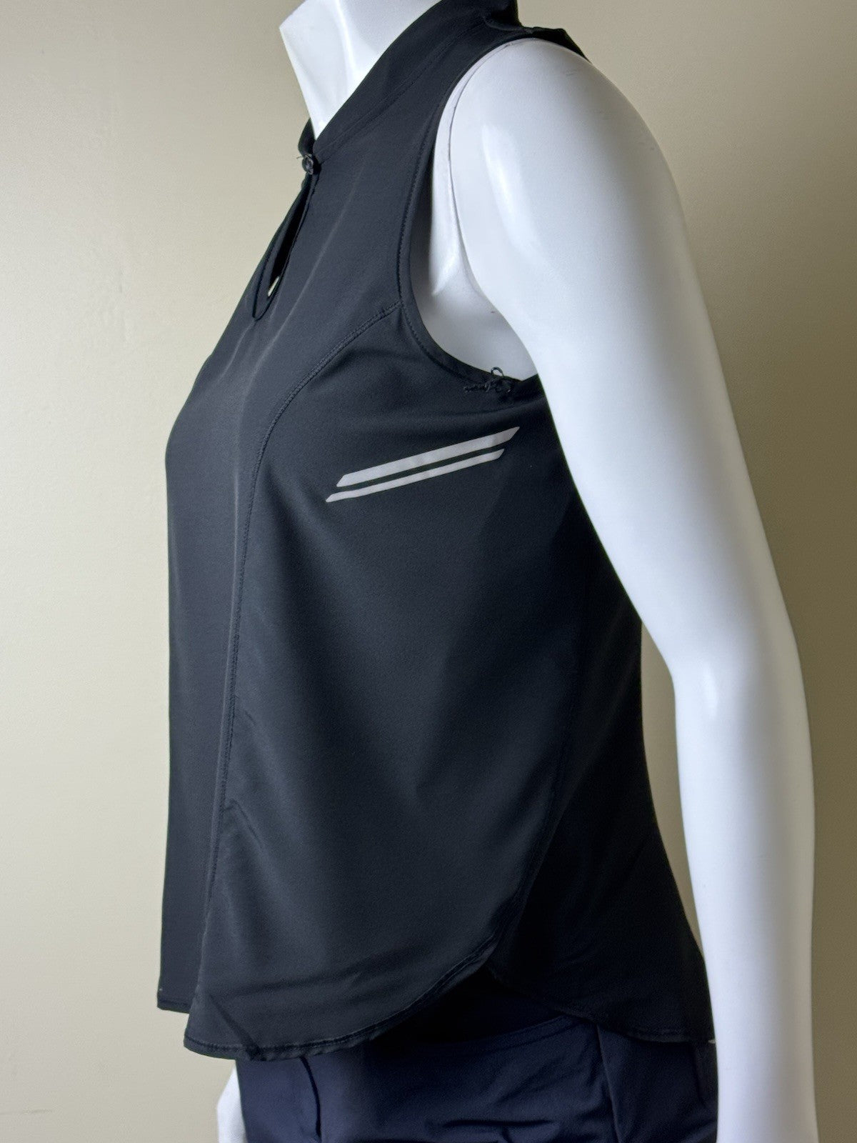 Lucky In Love Tech Performance Women’s Sleeveless Golf Shirt Sz S.     (B.163)