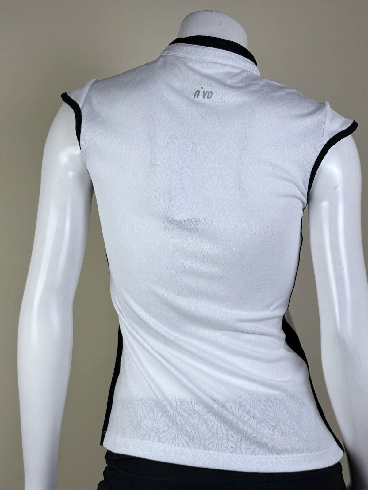 $80 NIVO Women's Golf Shirt Size XS.    (B.181)