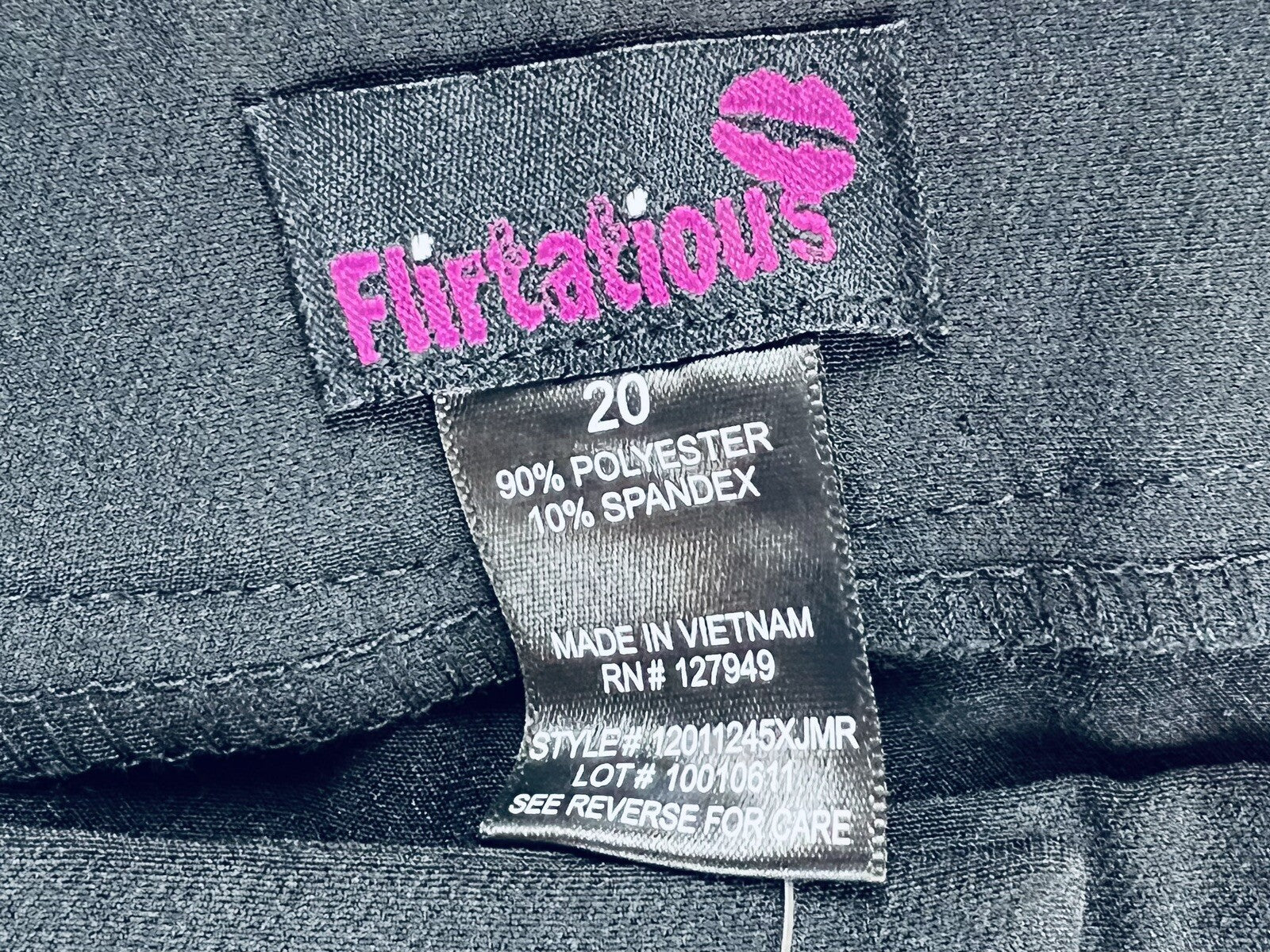 Flirtatious Women’s Black Capri Pants Sz 20