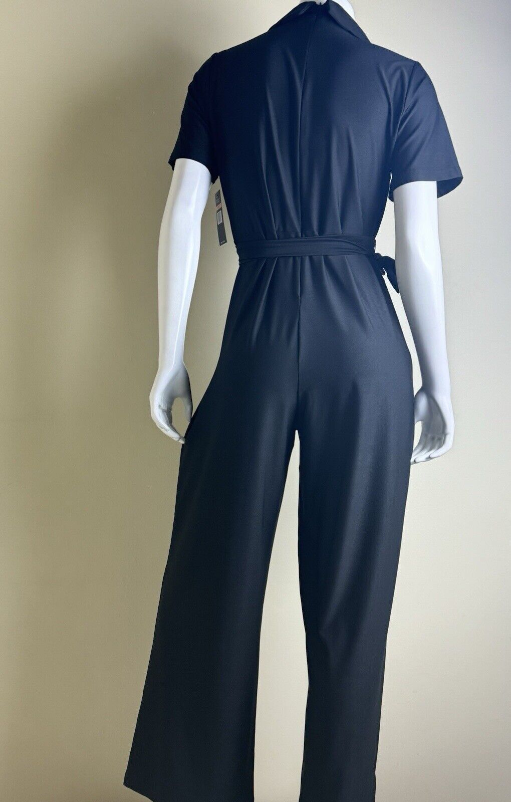 $108 SHARAGANO Women’s Short Sleeve Jumpsuit Sz 10. (B.79)