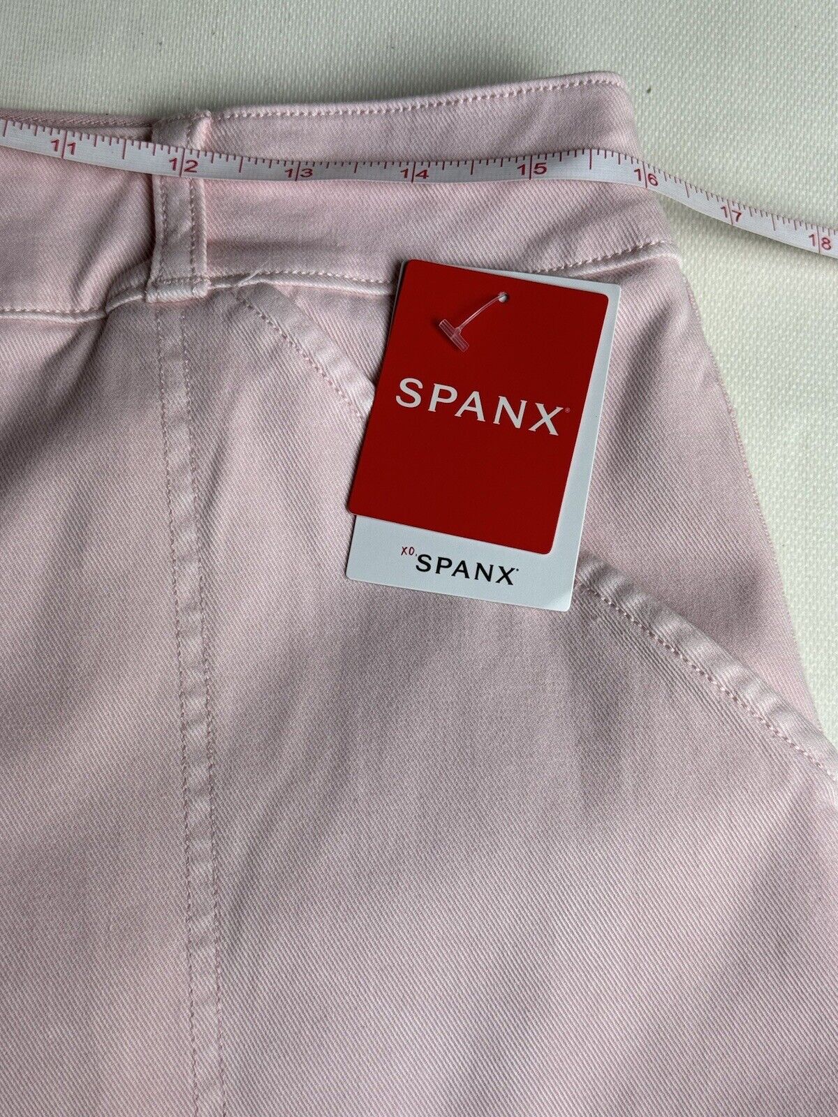 Spanx Women's Soft Pink Stretch Twill Shorts Sz L. (56)