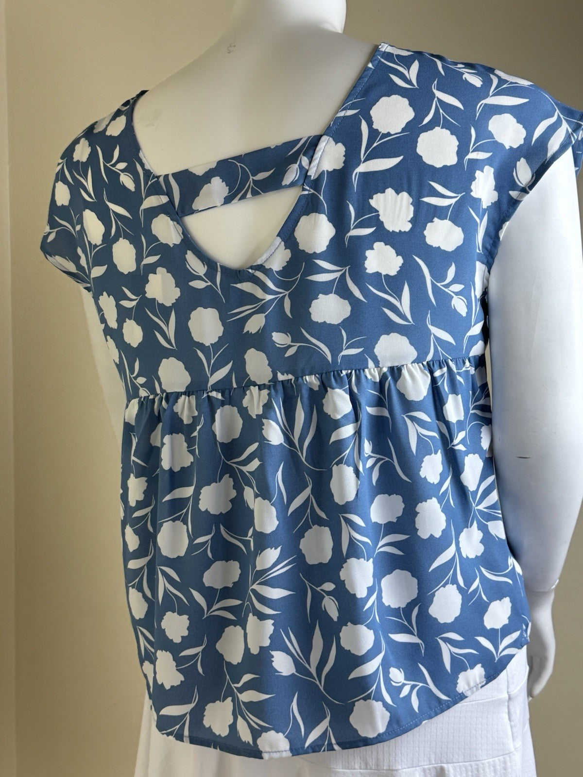 Cooper & Ella Women’s Floral Blouse Sz L.  (B.187)