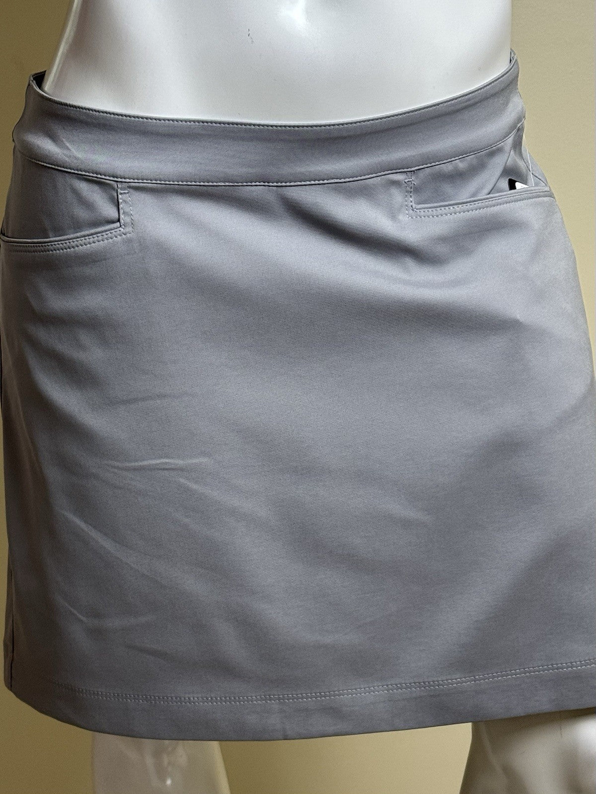 $68 PGA Tour Women’s Golf Skort Gray Pockets Sz 8.    (B.070)