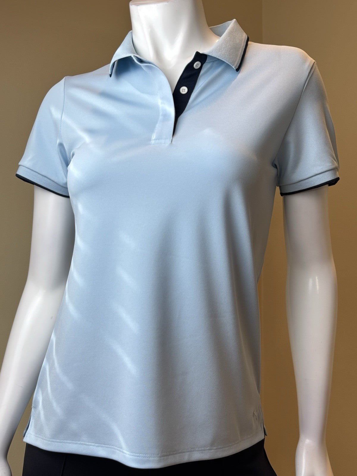 Puma Women’s Golf Shirt Sz S.   (B.165)