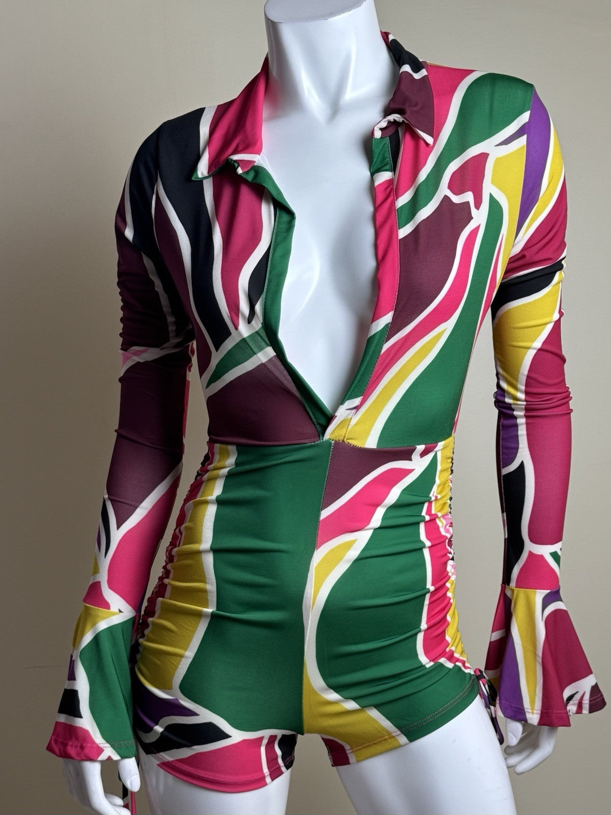 MADRAG Women’s Long Sleeves Romper Size M.       (B.183)