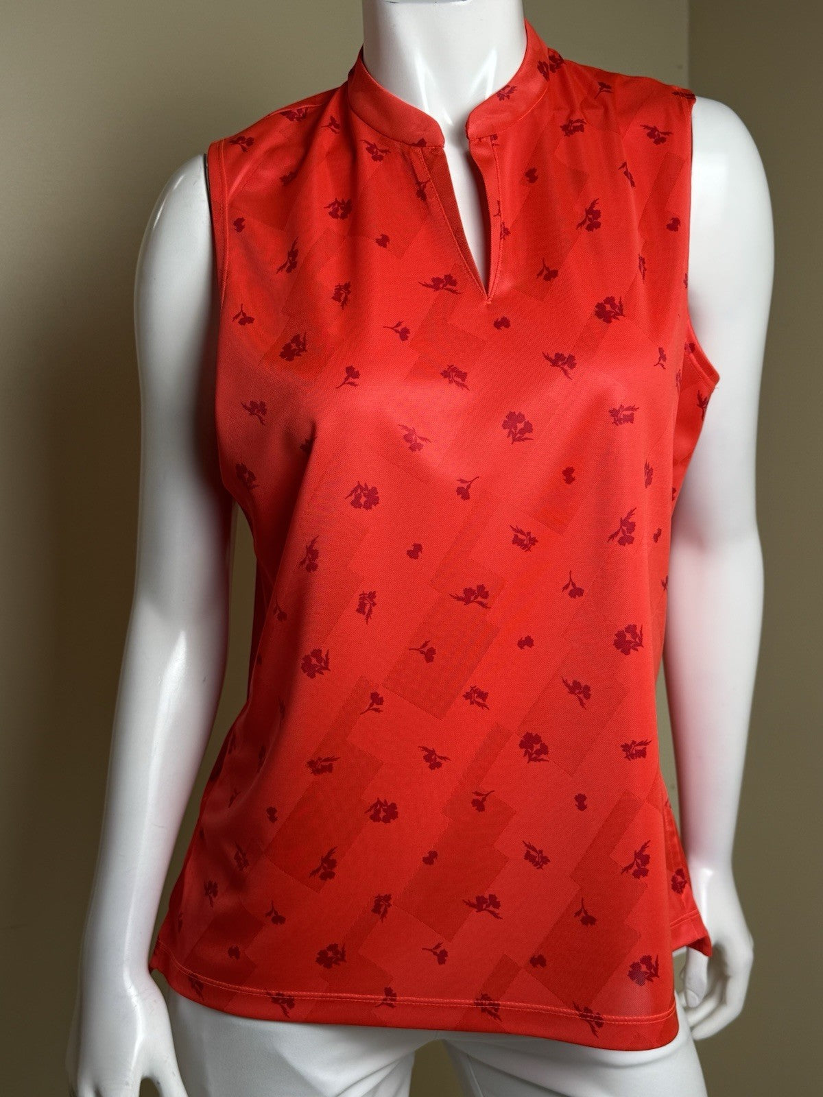 Nike Women’s Golf Sleeveless Shirt Sz L.       (B.172)