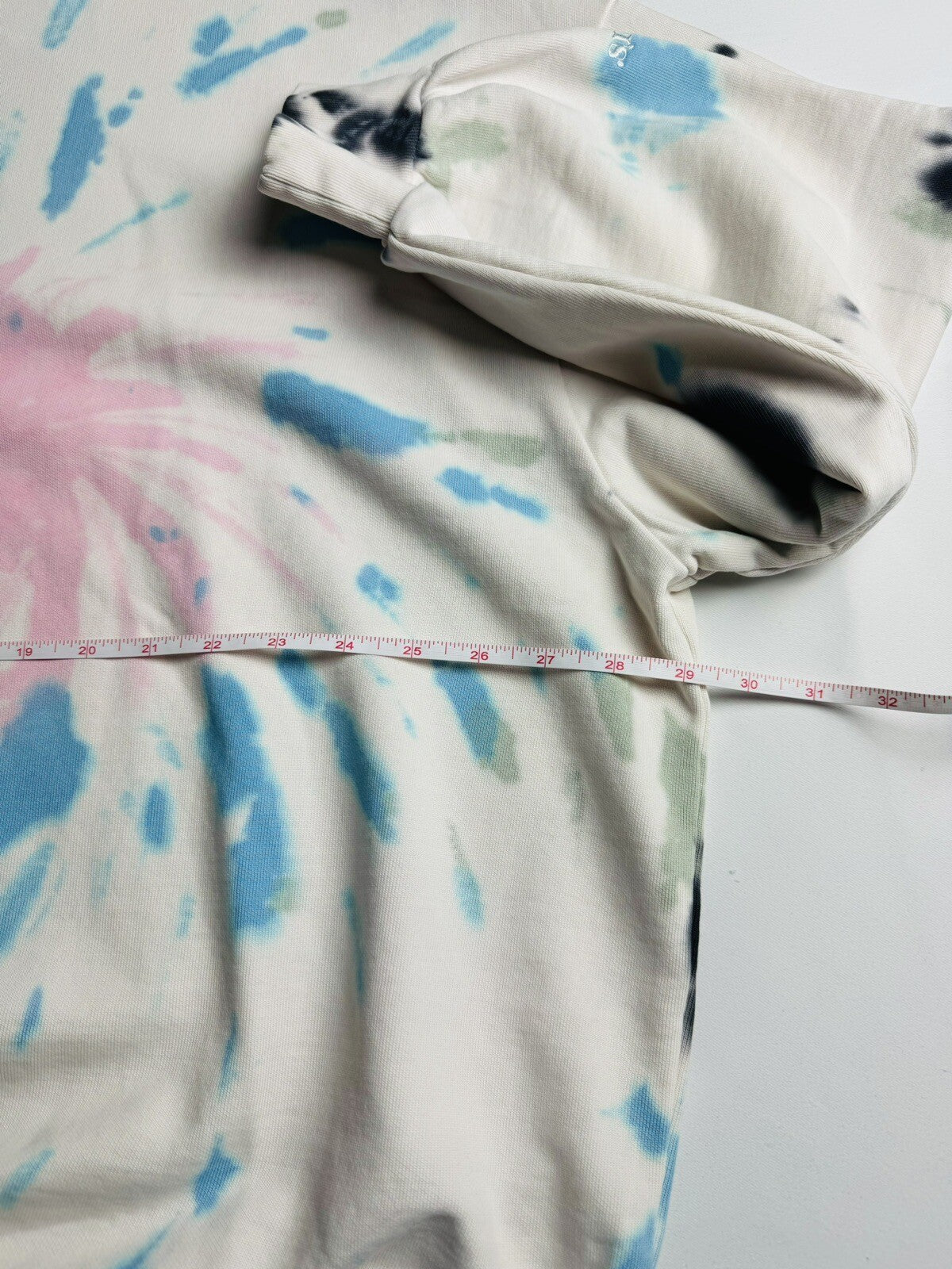 Levi’s Women’s Tie Dye Sweater Sz L.  (71)