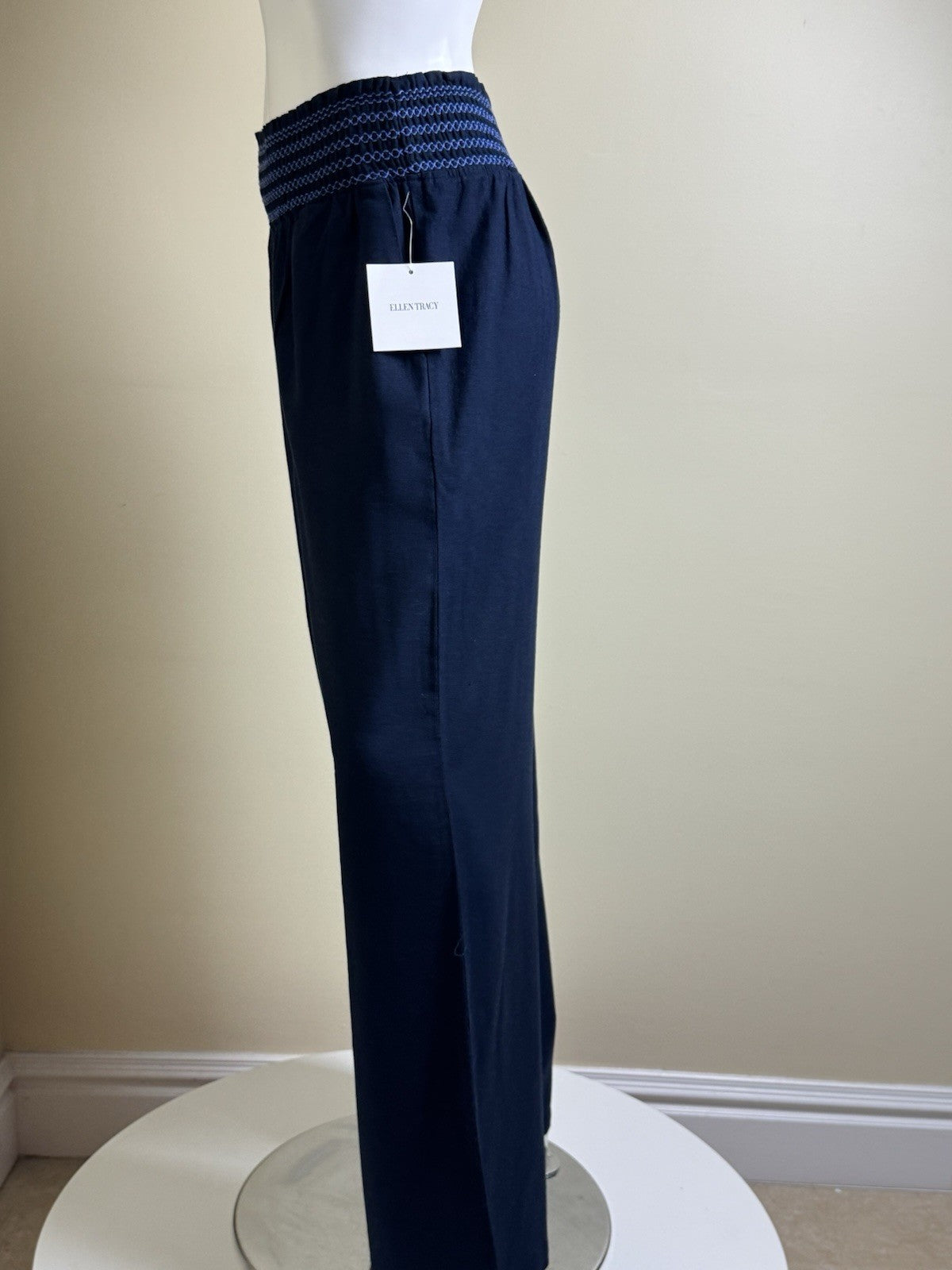 $89 Ellen Tracy Women’s Trousers Sz M       (B.155)