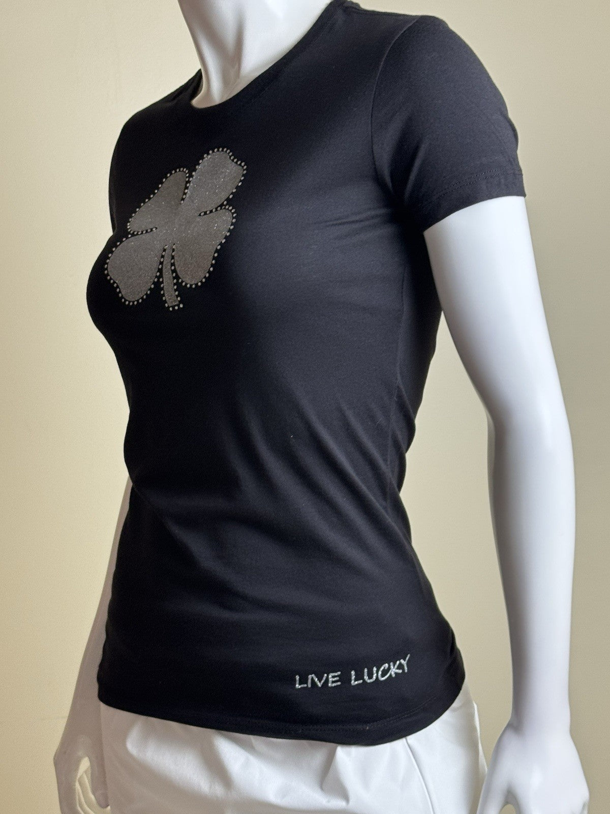 Black Clover Women’s T-Shirt Logo Sz M    (B.182)