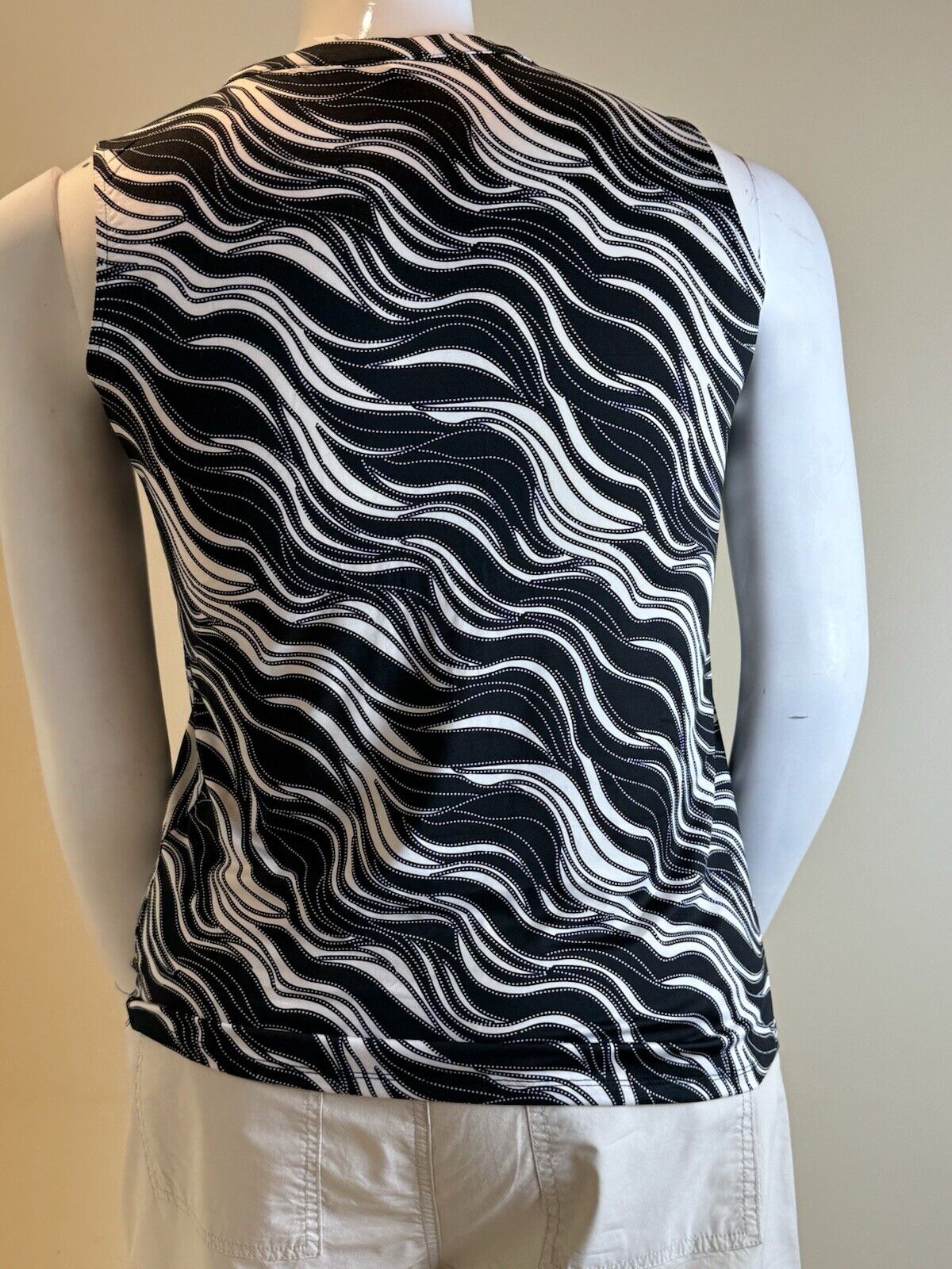 NY Collection Women’s Sleeveless Blouse Black,White Sz M. (B.81)