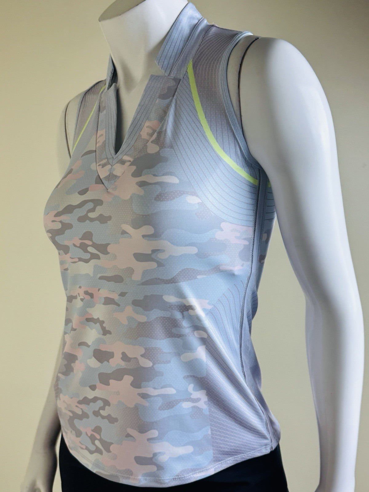 Lucky In Love Women’s Camo Sleeveless Tennis Golf Shirt Sz XS.     (B.135)