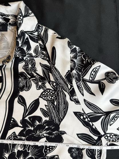 Rose & Thyme Women’s. Black/White Shirt Sz M  ( B.165)