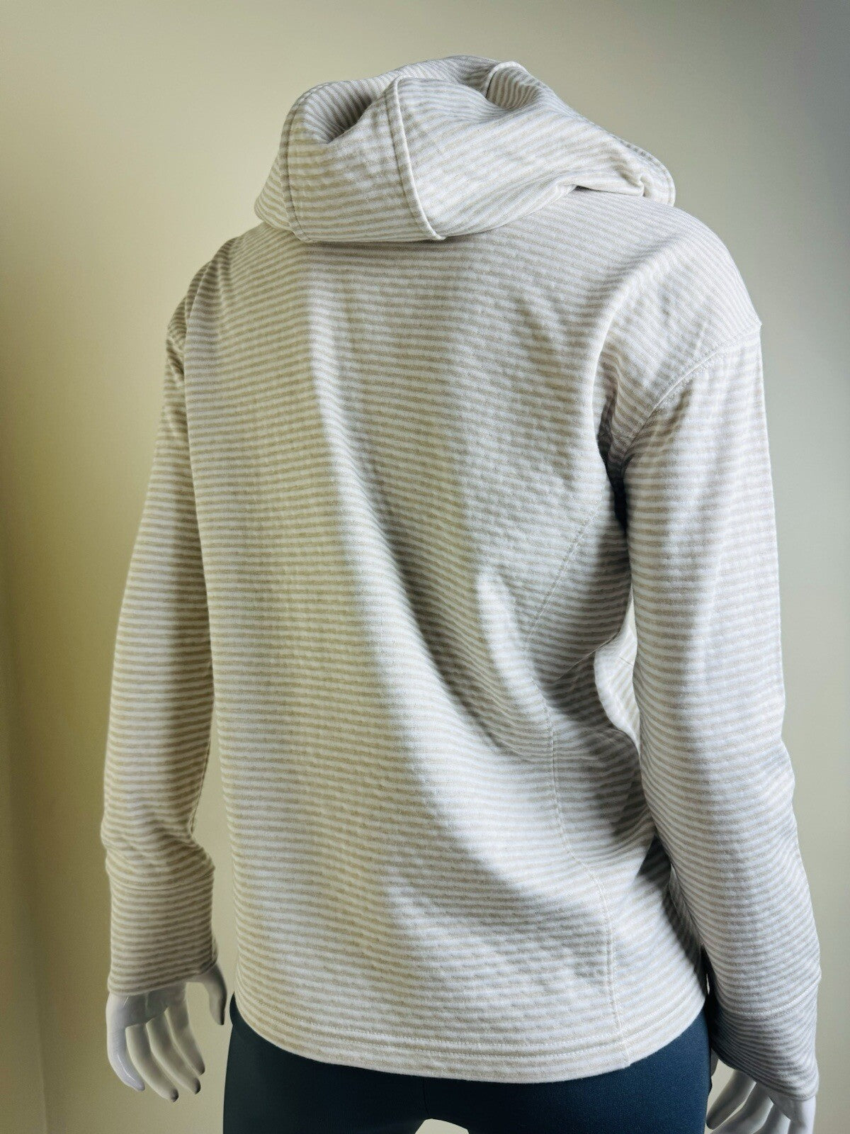 AHEAD Casuals WOMEN'S Hoodie Sweater Sz S .  (B.111)