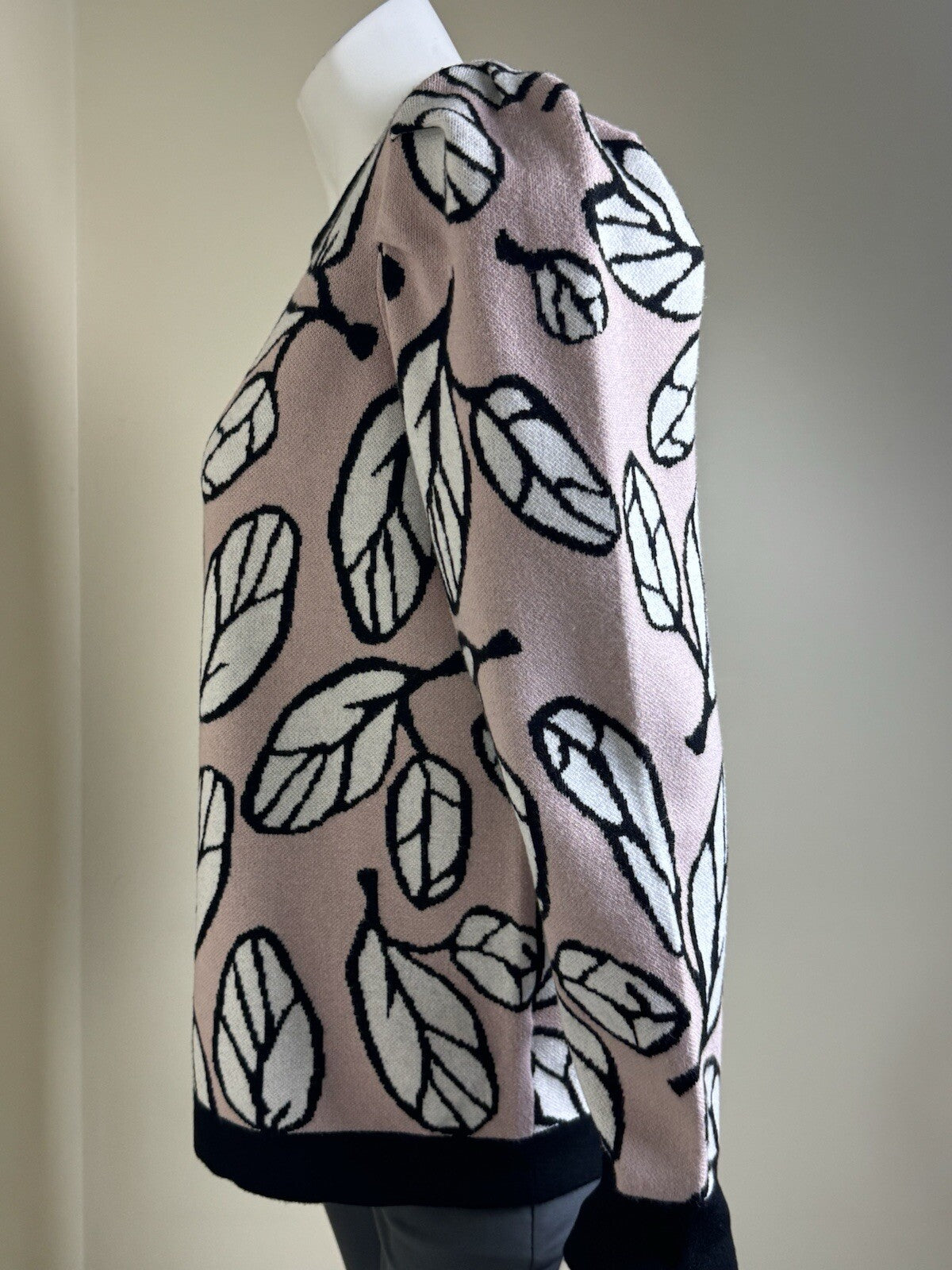 $99 Anne Klein Women’s Leaf Pattern Sweater  Size M   (B.112)