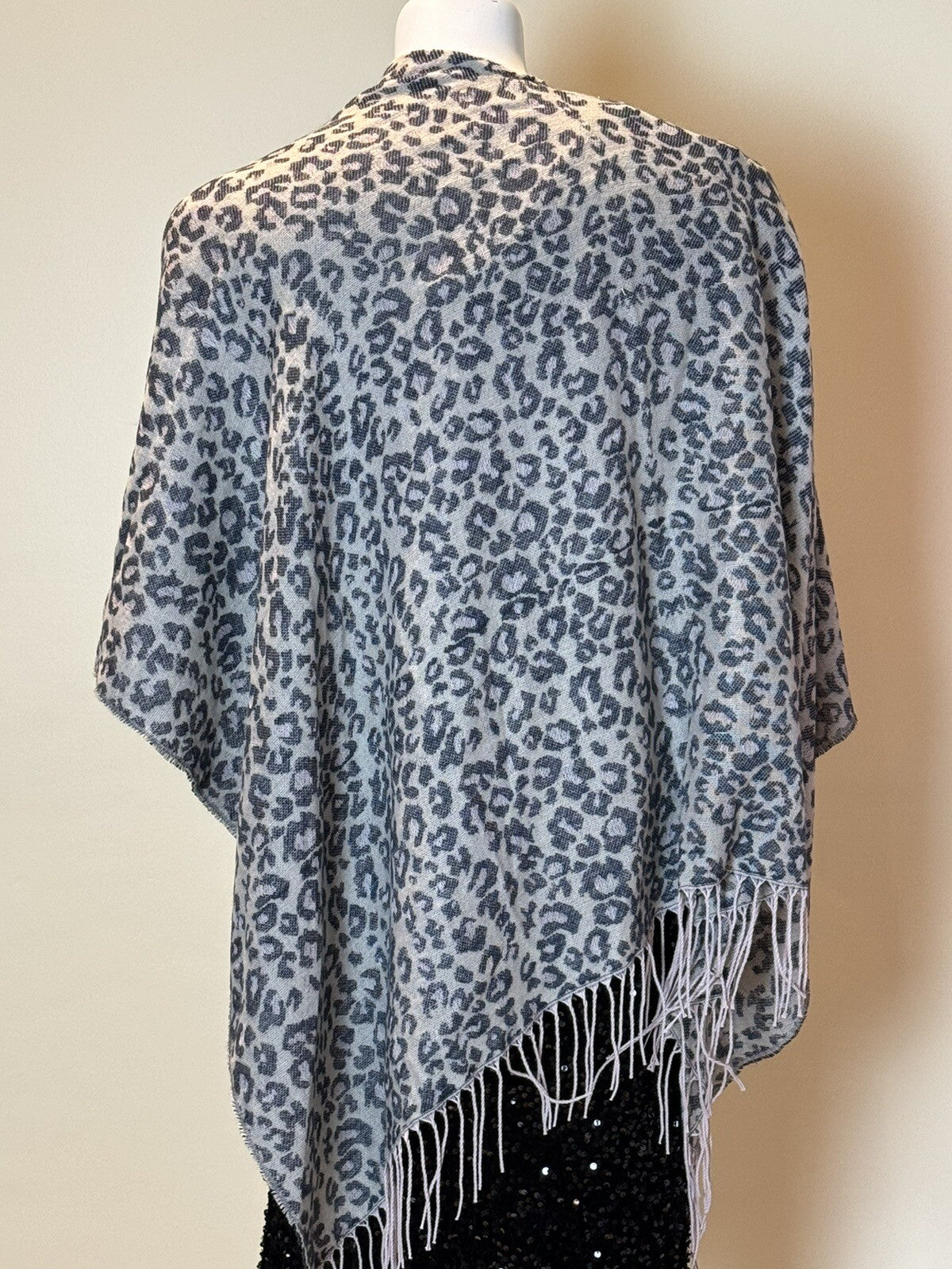 Hurley Women's Shawls Open Front Poncho Gray Cheetah. (62)