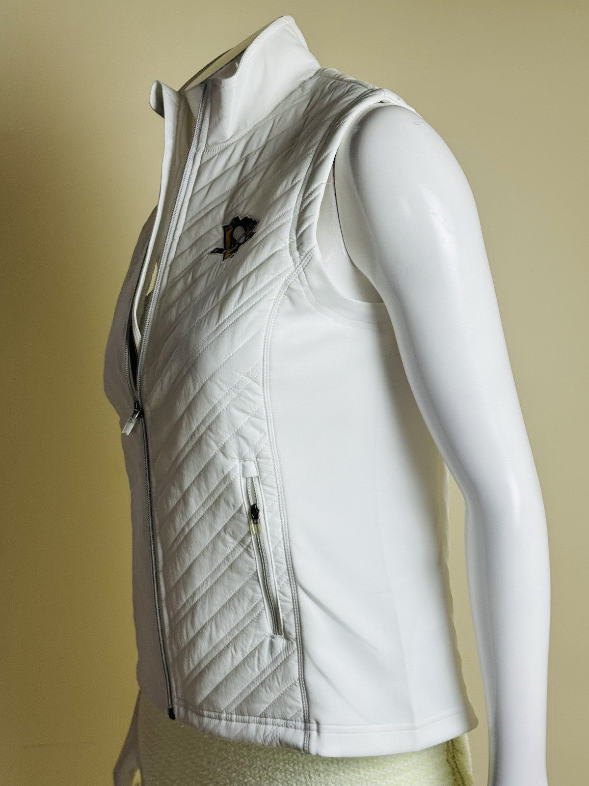 LeverWear Women's Pittsburgh Penguin Logo Quilted Vest Sz M.   (B.163)
