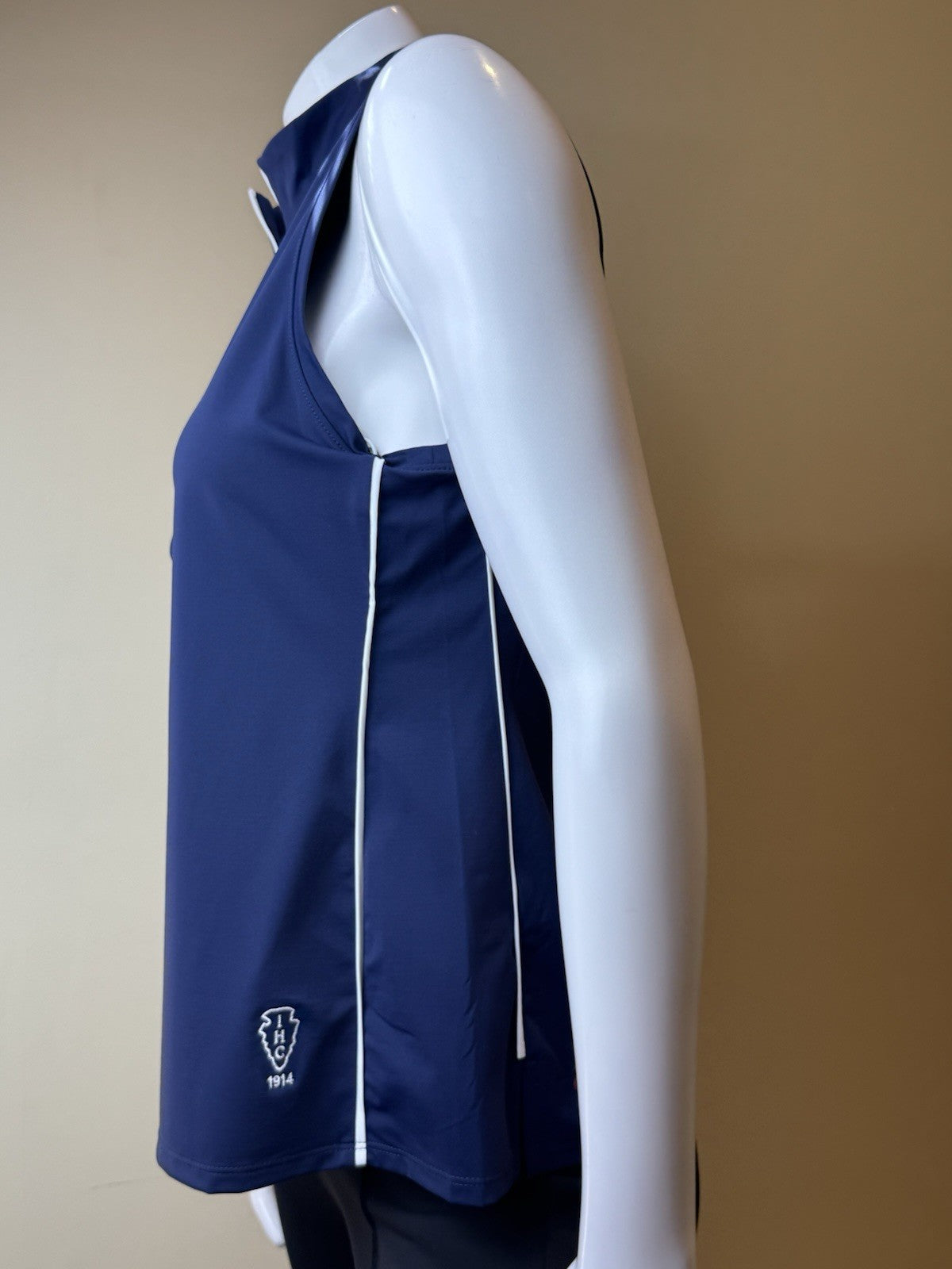 KINONA Women’s Sleeveless Golf Shirt Sz M. (B.165)