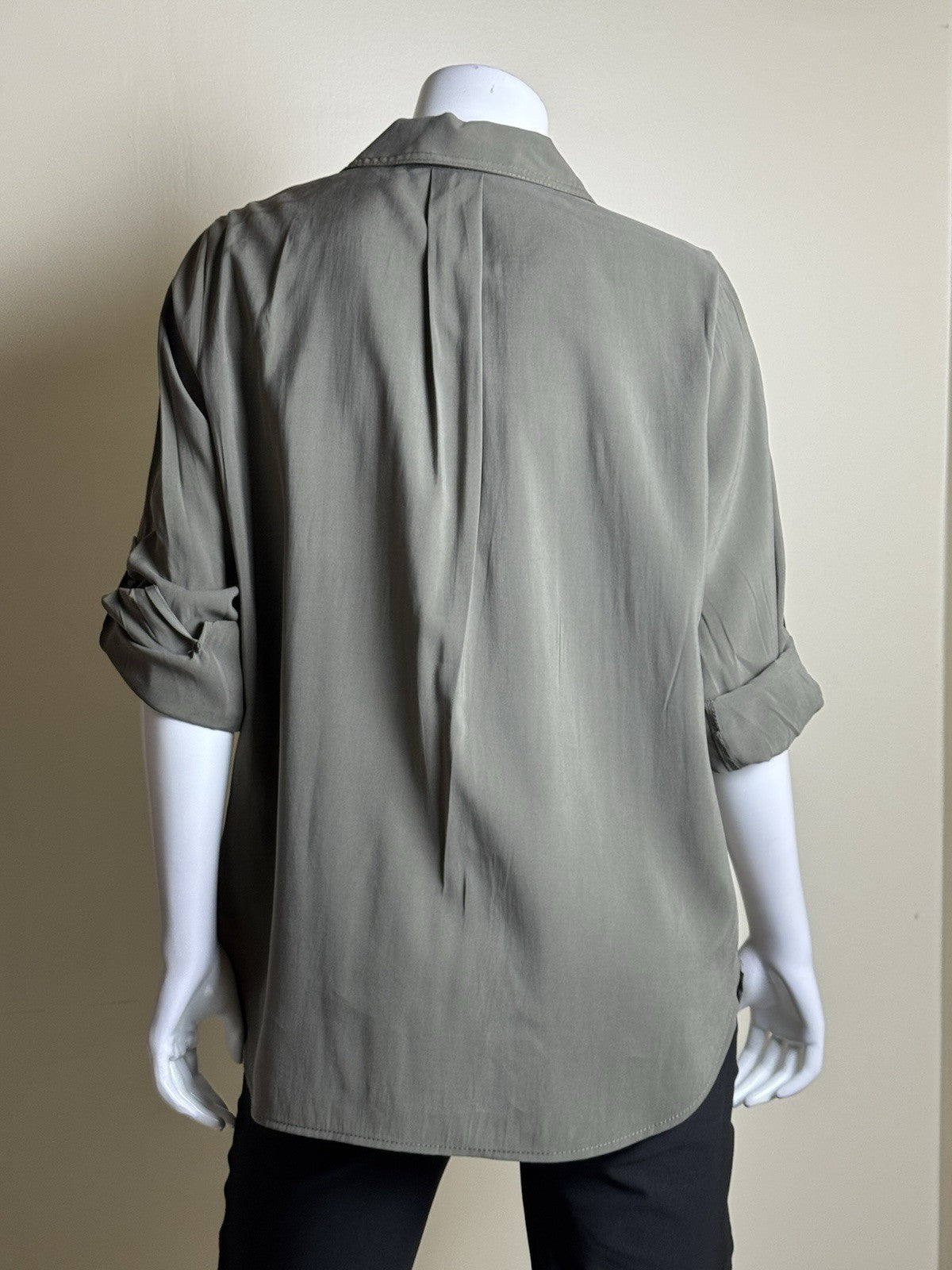 $128 Max Studio Women’s Long Sleeve Shirt Size L.  (B.181)