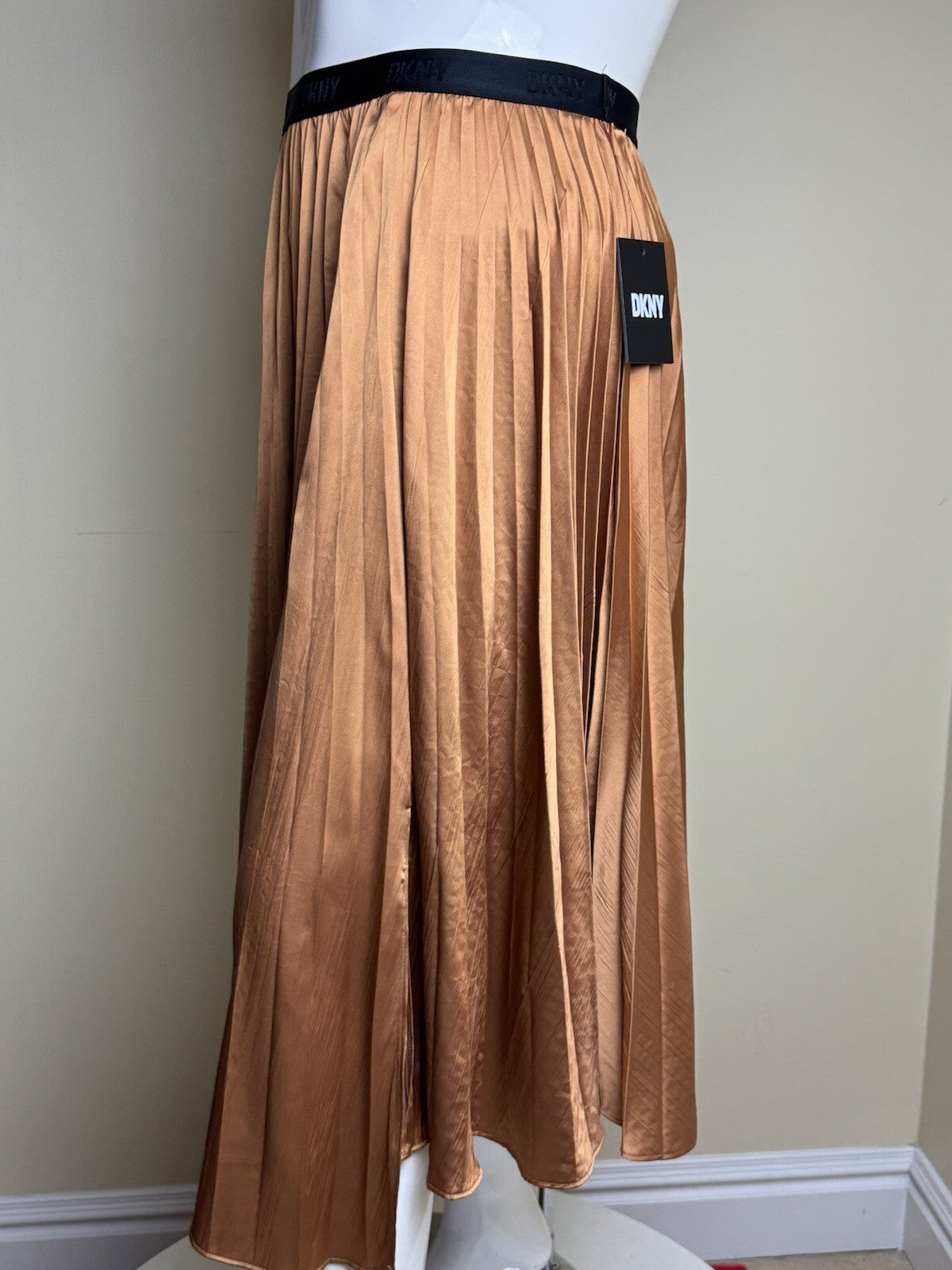 $109 DKNY Women's Pleaded Skirt Sz L.  (B.139)