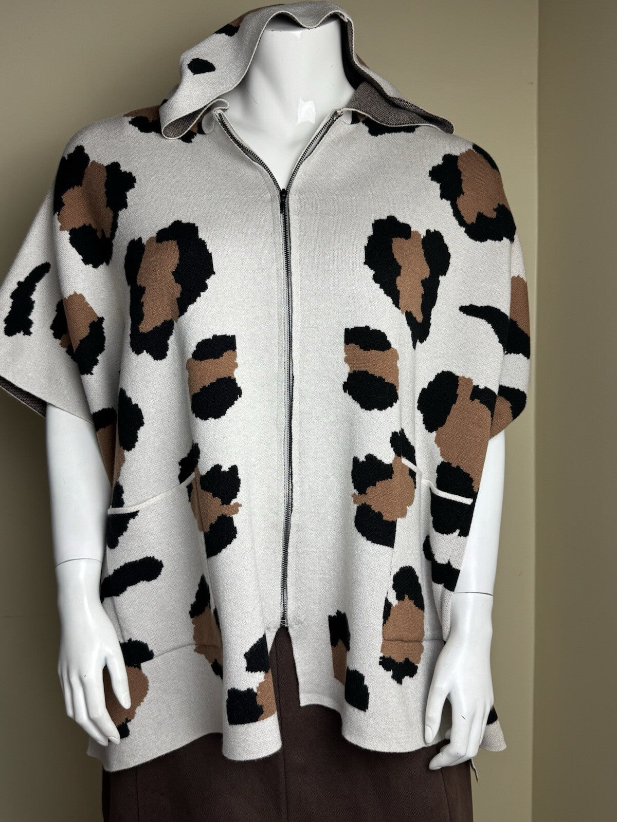 $98 Carmen Marc Valvo Hooded Zip Knit Poncho Size XL.  (B.125)