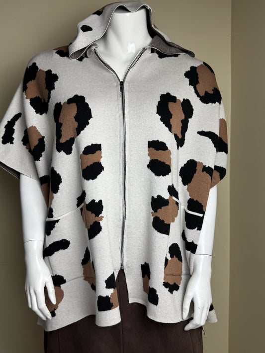 $98 Carmen Marc Valvo Hooded Zip Knit Poncho Size XL.  (B.125)