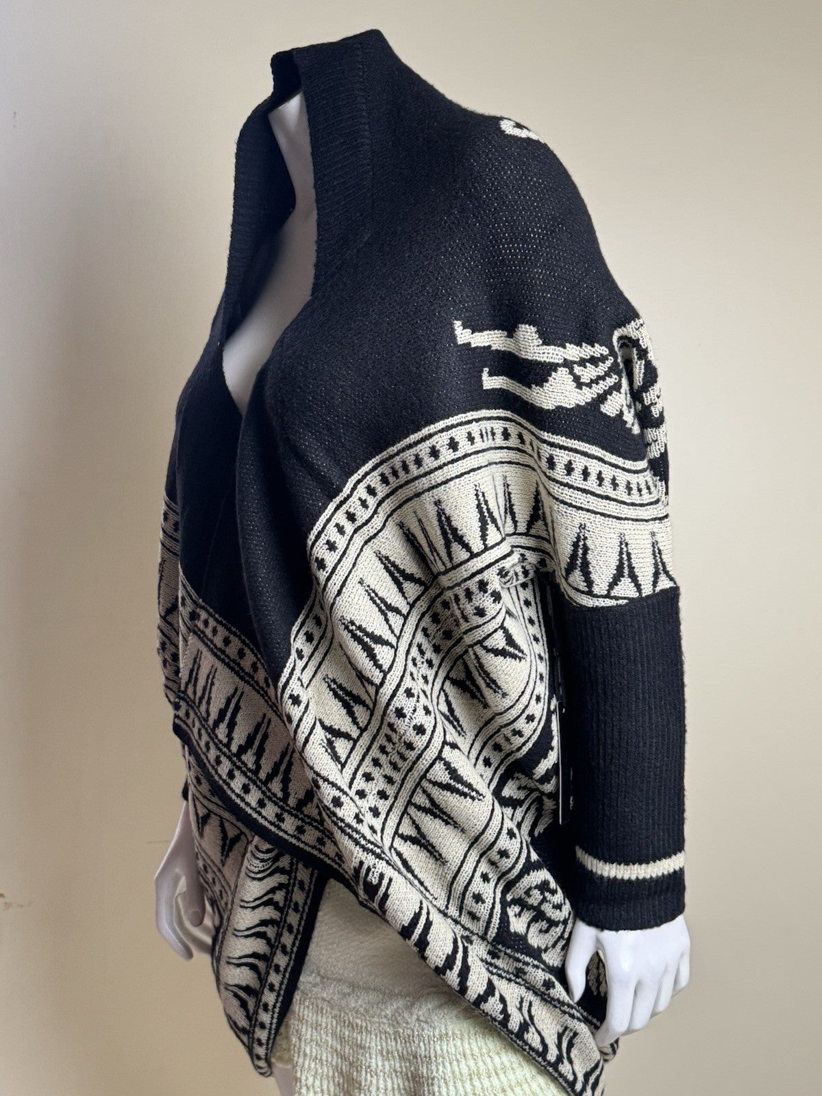 $268 Max Sport Poncho Black/Ivory Sz L/XL.      (B.144/1)