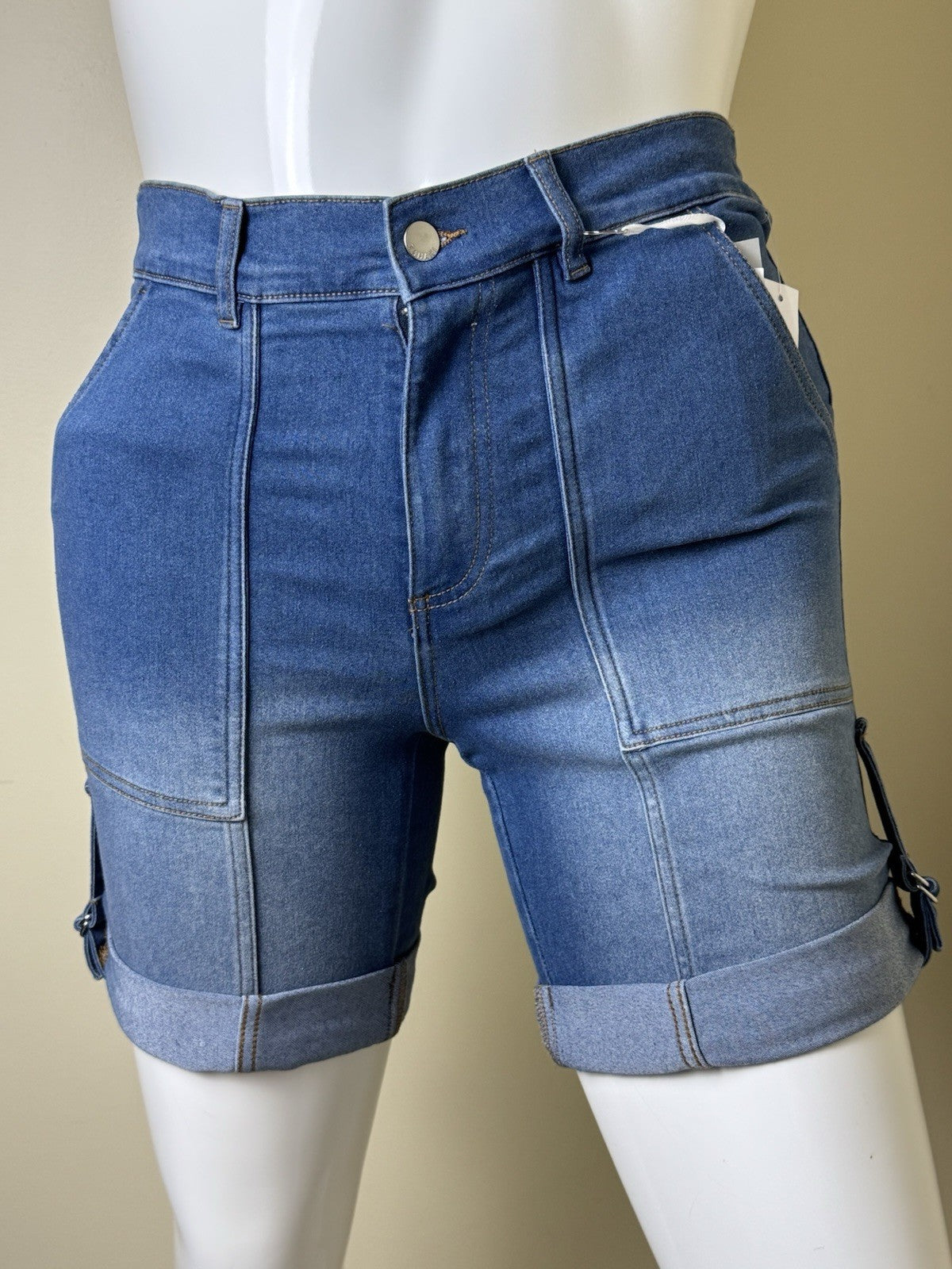 $78 Tahari Woman’s Comfort Luxe Denim Mid-Rise Bermuda Short  Sz 12  (B.155)