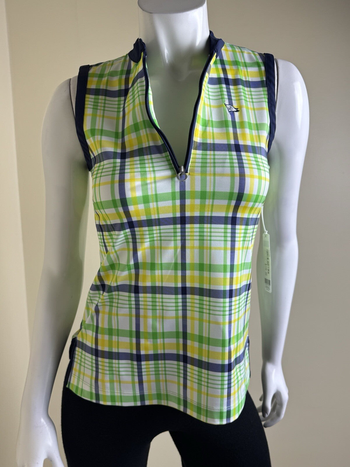 KINONA Women’s Sleeveless Golf Plaid Shirt Sz XS.   (B.130)