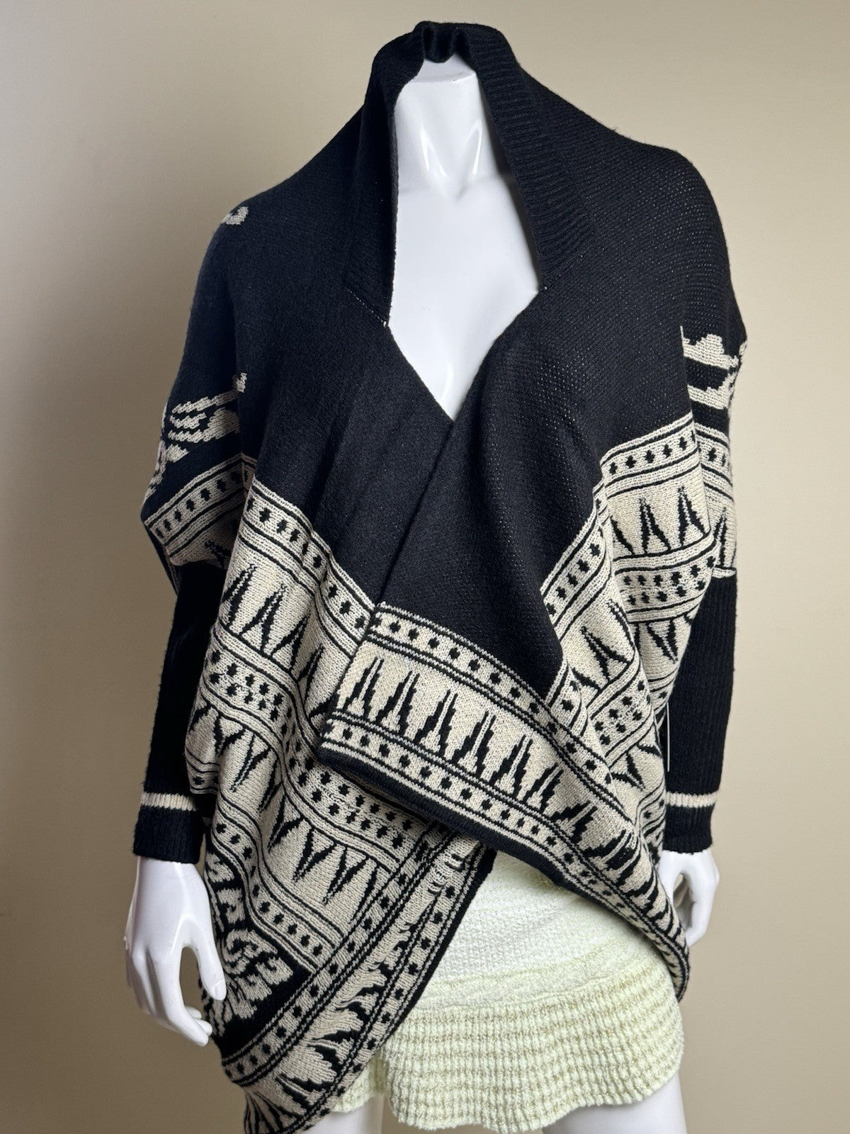 $268 Max Sport Poncho Black/Ivory Sz S/M.      (B.144/1)