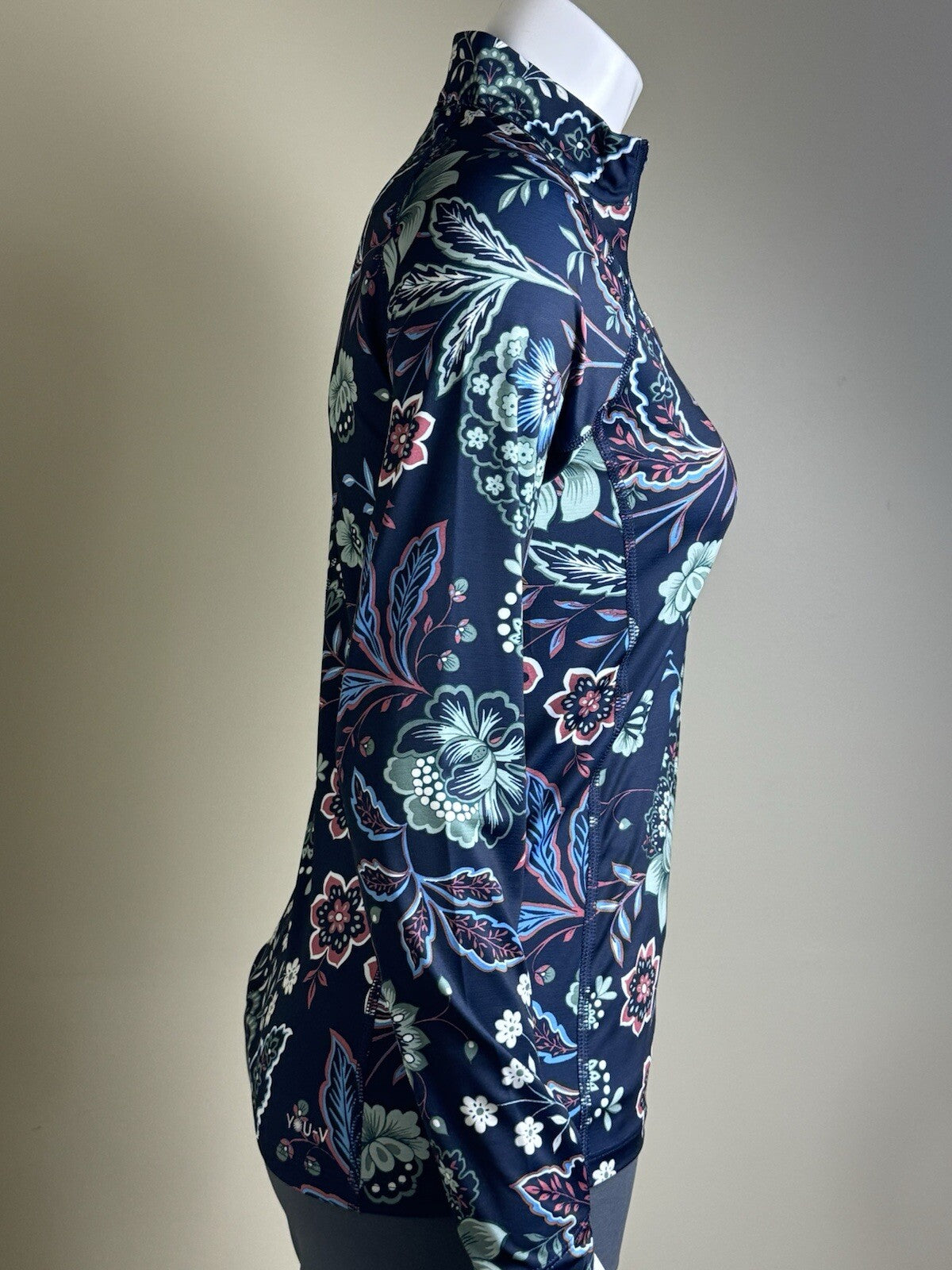 $75 Puma Women's Golf Sweatshirt Size XS.   (B.112)