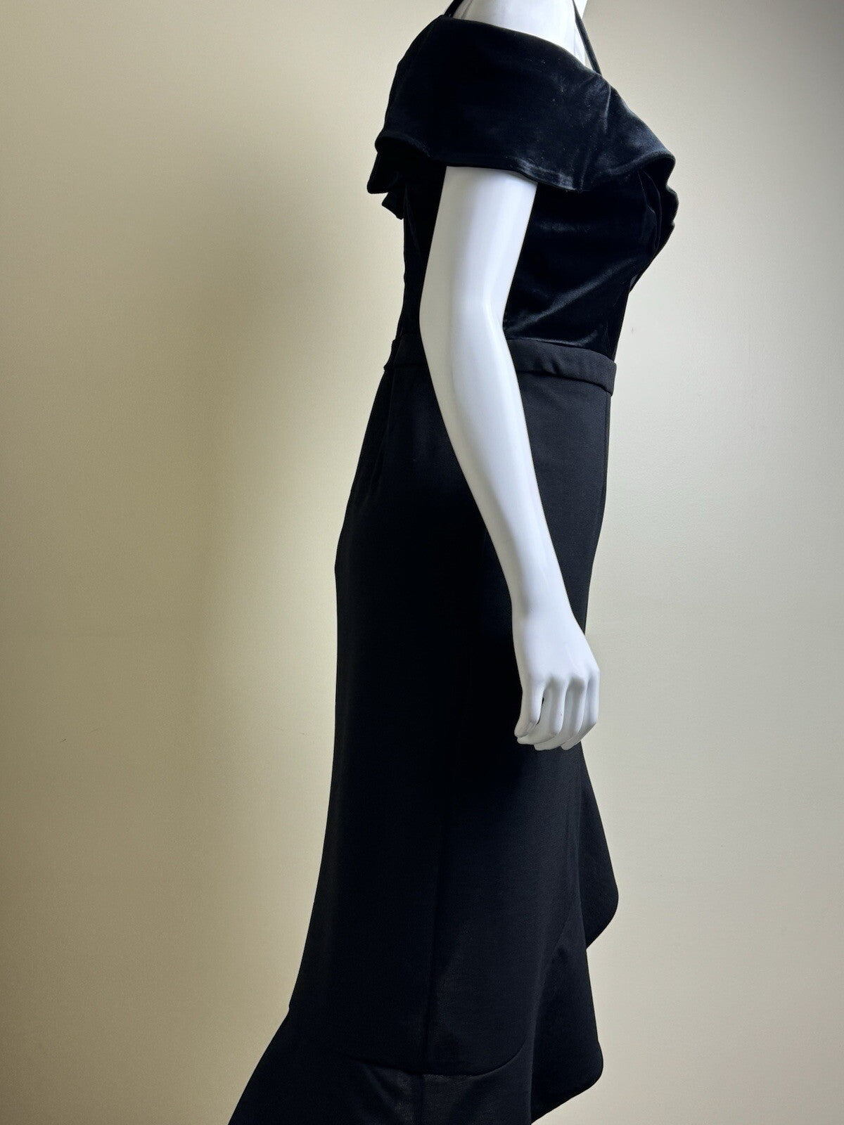 Addison Evenings Women’s off the shoulders Black Dress Sz 10. (B.92)
