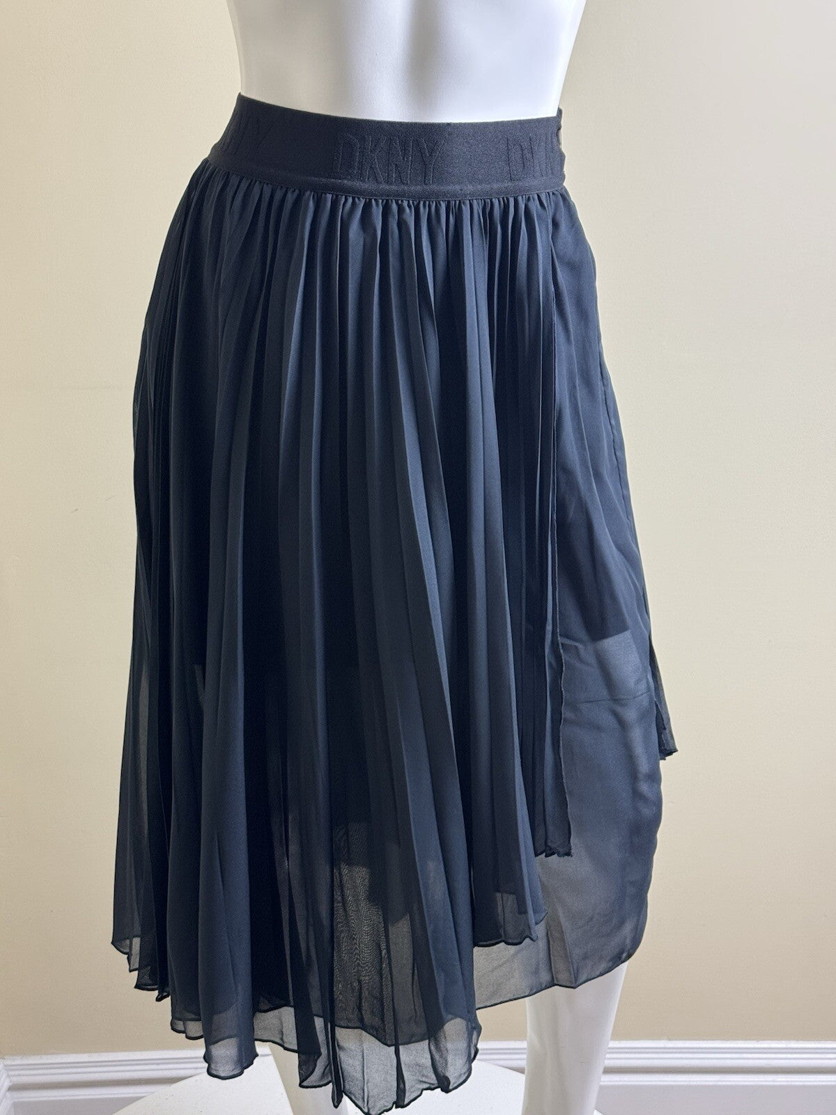 $129 DKNY Women's Lace Skirt Sz XXS.  (B.130)