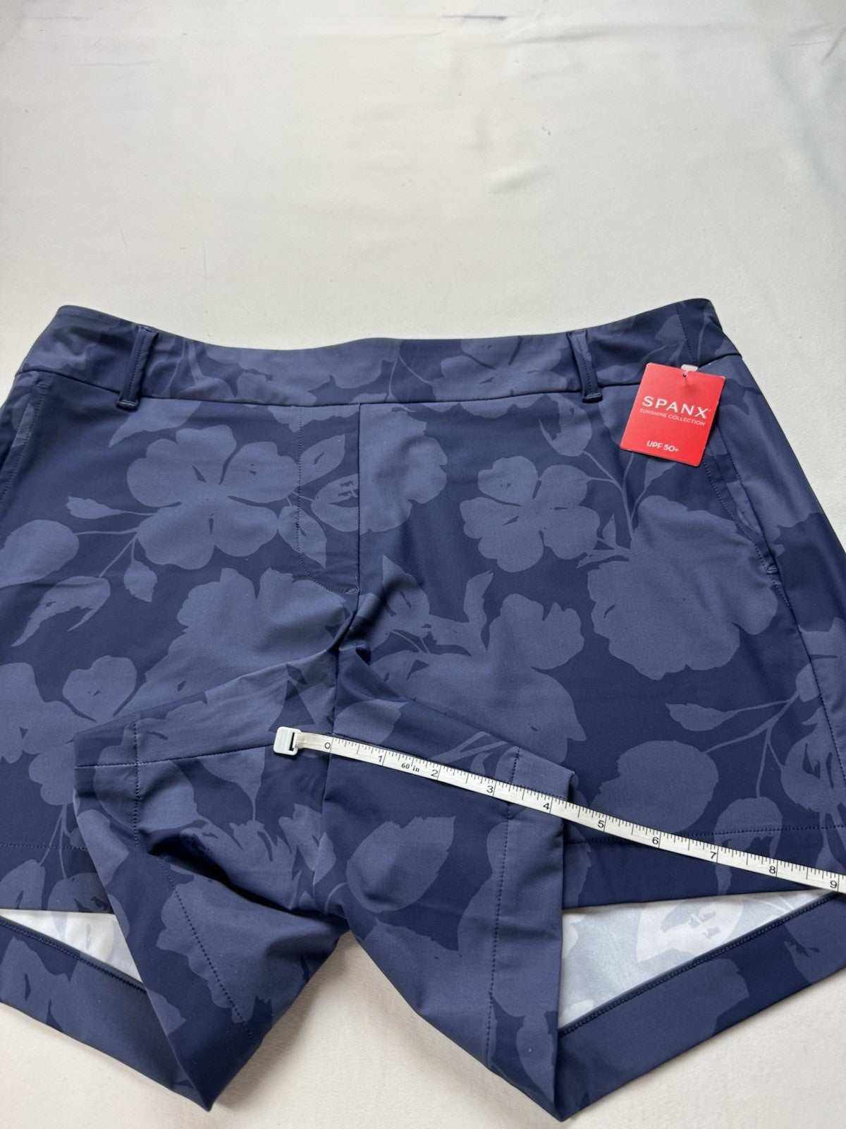 SPANX Women's Sunshine Floral Navy Shorts Sz L.      (B.156)