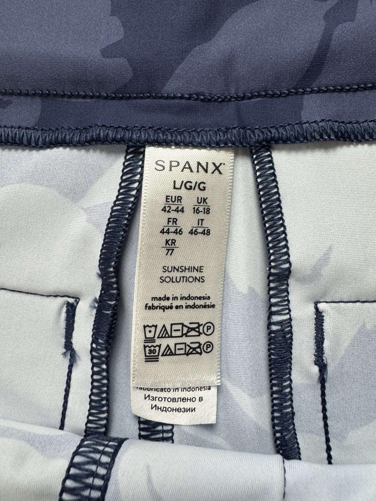 SPANX Women's Sunshine Floral Navy Shorts Sz L.      (B.156)