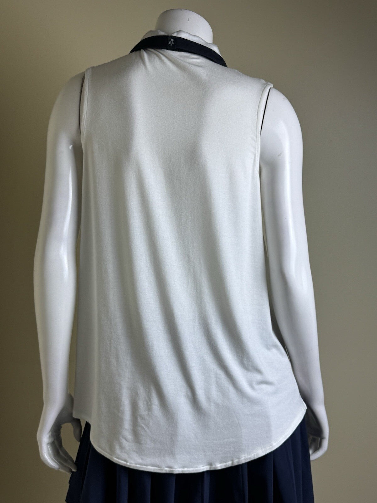 BELYN KEY Women’s Sleeveless Golf Shirt Sz M.    (B.139)