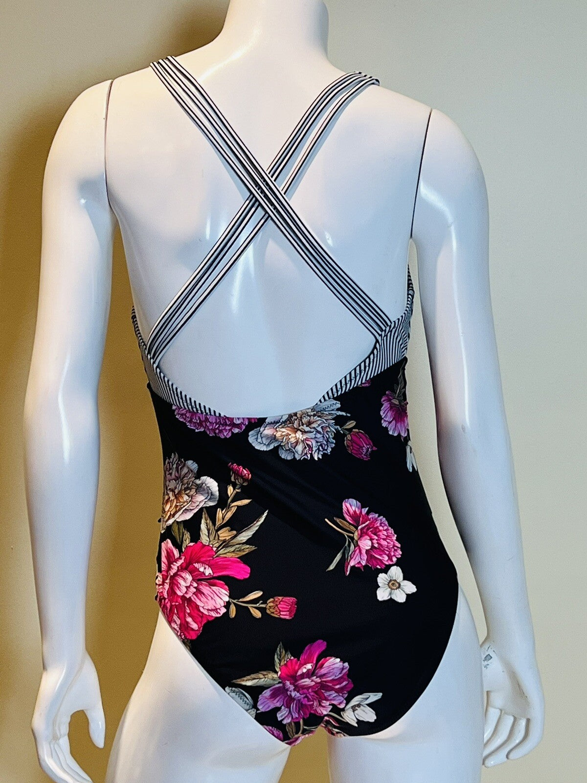 Cupshe Bathing suit One Pc Swimsuit Women’s Sz L striped floral