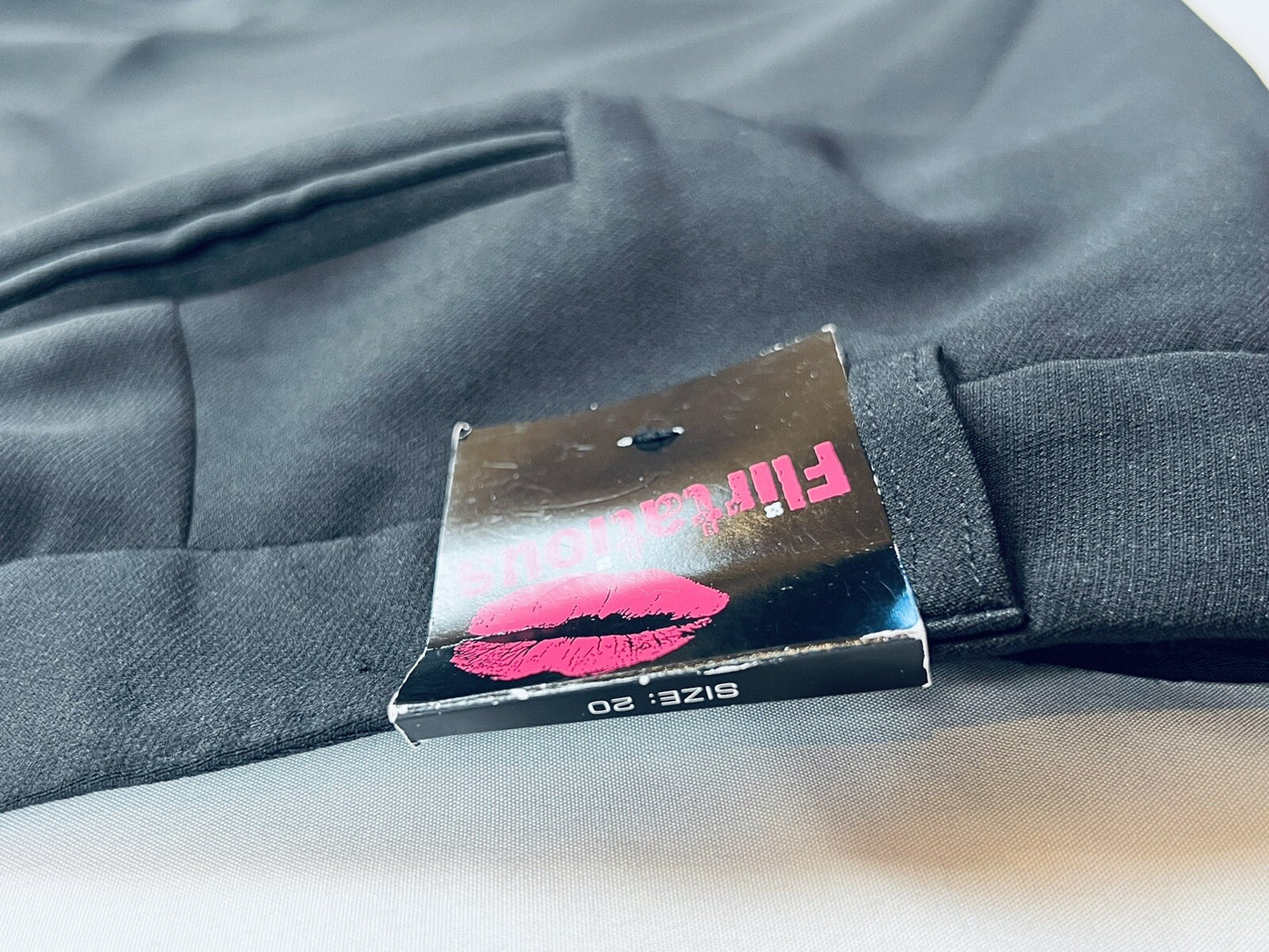 Flirtatious Women’s Black Capri Pants Sz 20