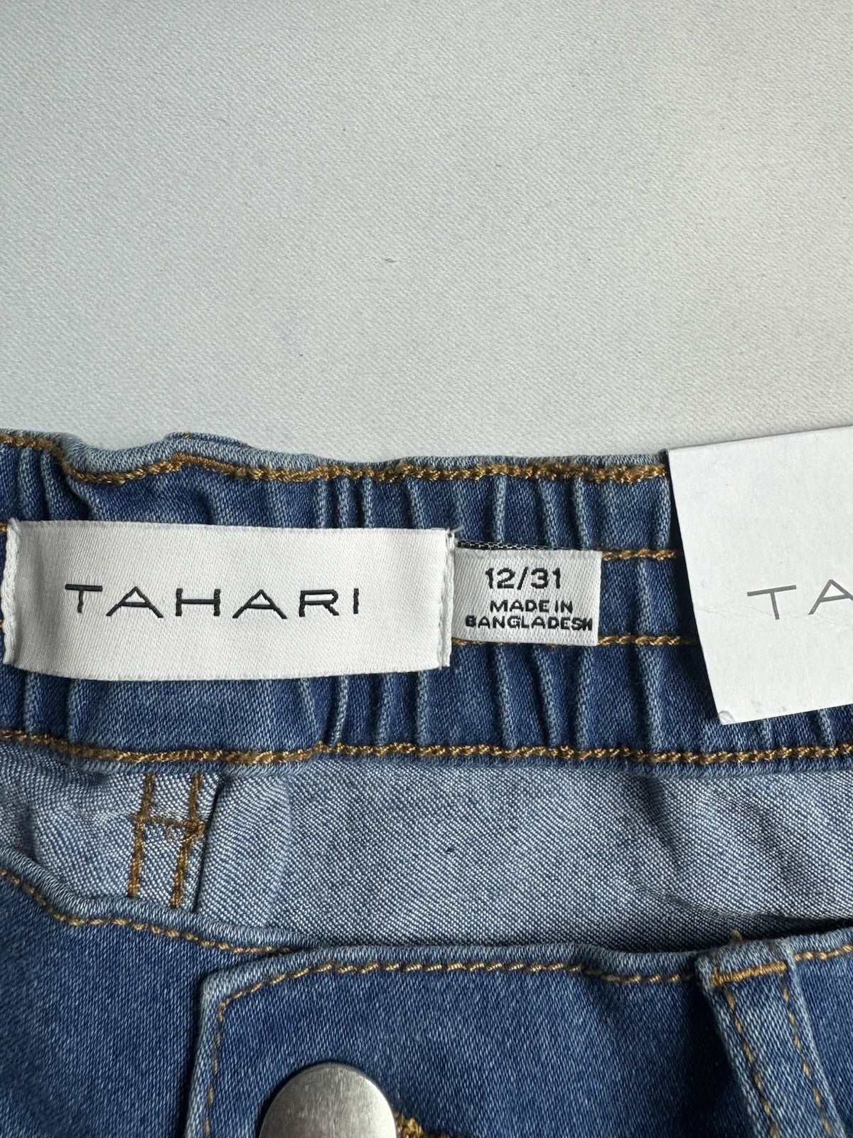 $78 Tahari Woman’s Comfort Luxe Denim Mid-Rise Bermuda Short  Sz 12  (B.155)