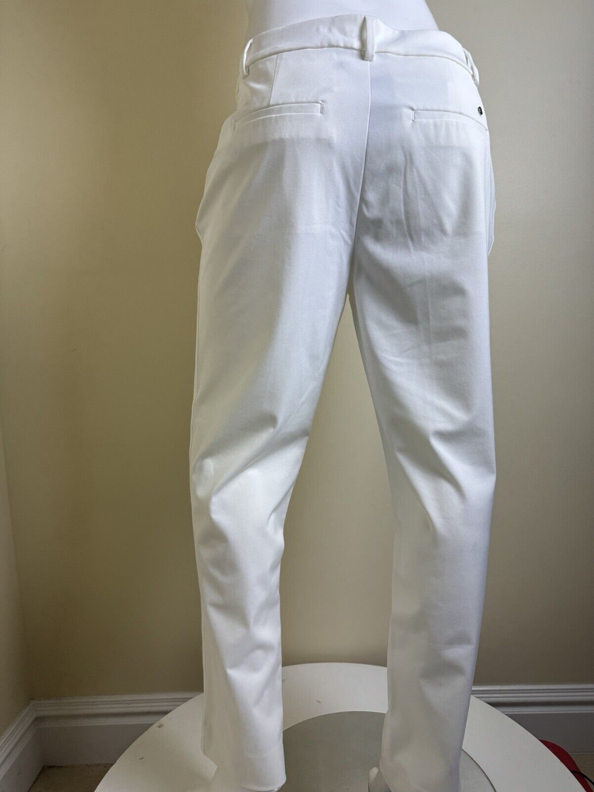 $195 G/Fore Women’s White Golf Pants Sz 10. (B.80)