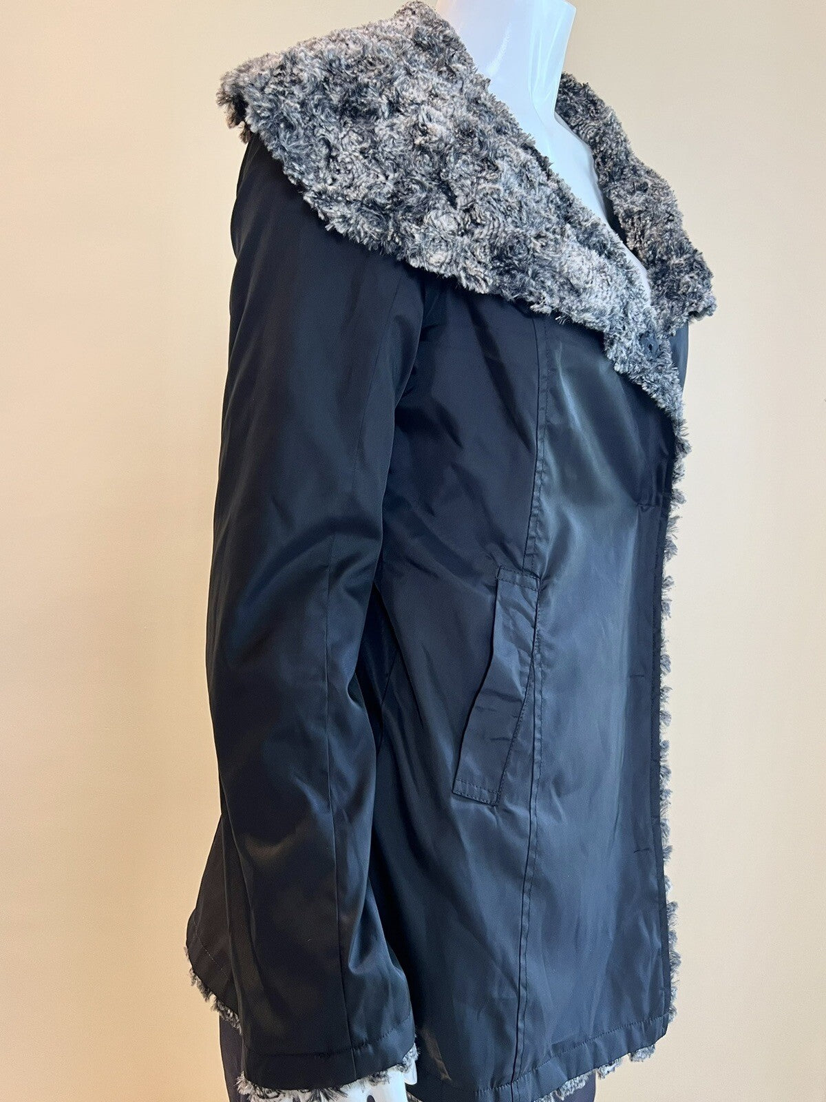 UBU Clothing Co. Black,Gray Faux Fur Reversible Sz XS Rain Resistant Coat (11)