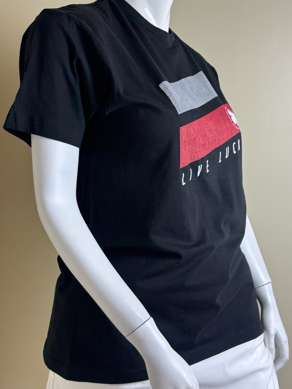 Black Clover Women’s T-Shirt Logo Sz L.     (B.181)