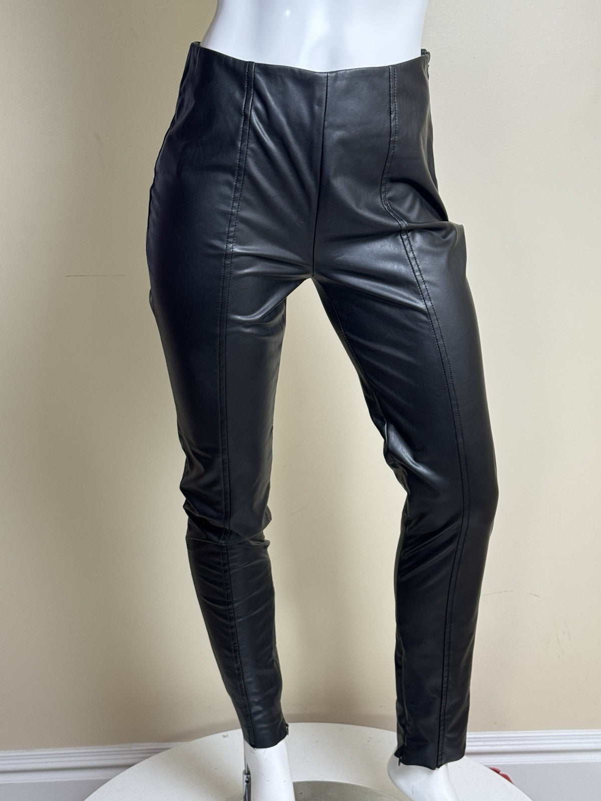 $99 DKNY Women's Black Faux Leather Pull-On Pants Size XS.  (B.065)