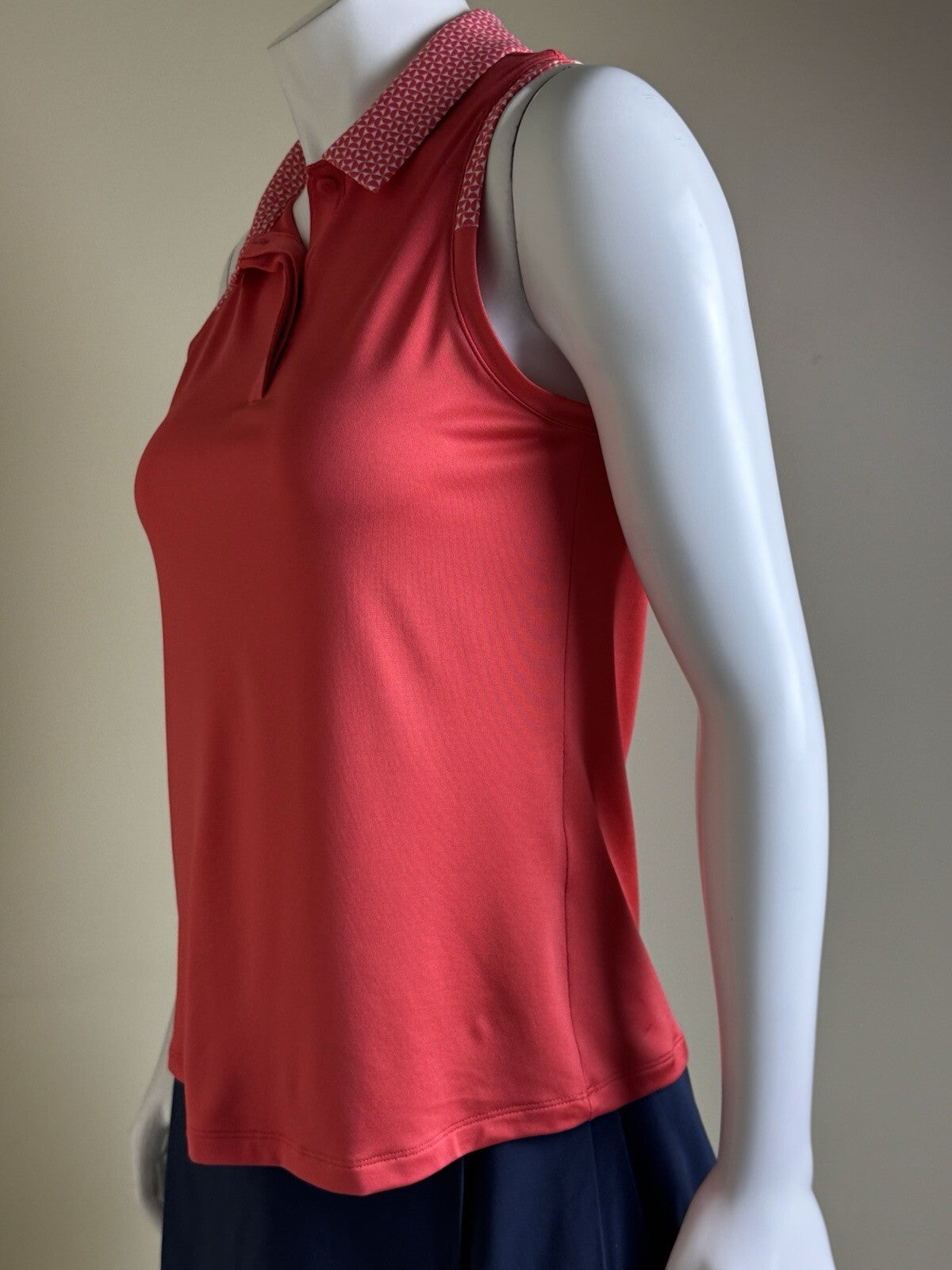 Under Armour Women's Golf Tennis Shirt Sz M.    (B.139).
