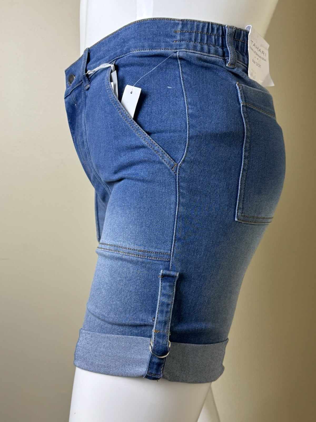 $78 Tahari Woman’s Comfort Luxe Denim Mid-Rise Bermuda Short  Sz 12  (B.155)