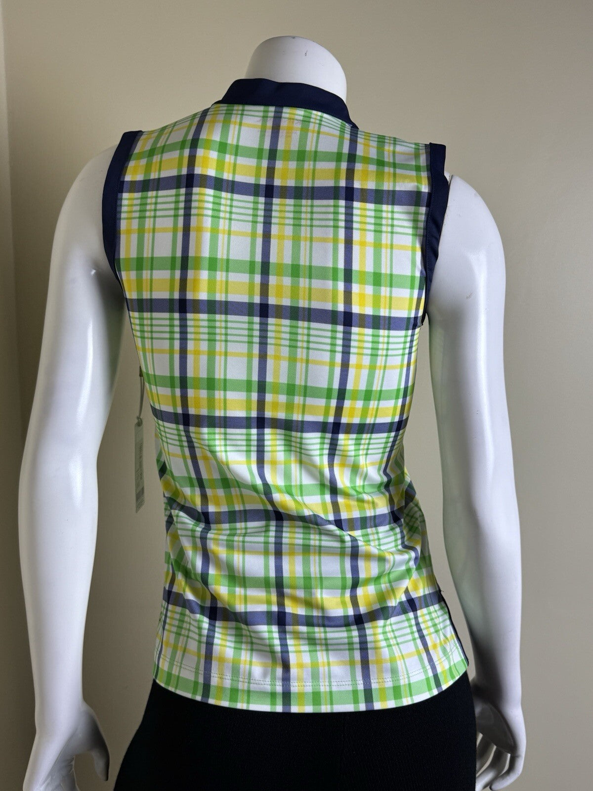 KINONA Women’s Sleeveless Golf Plaid Shirt Sz XS.   (B.130)