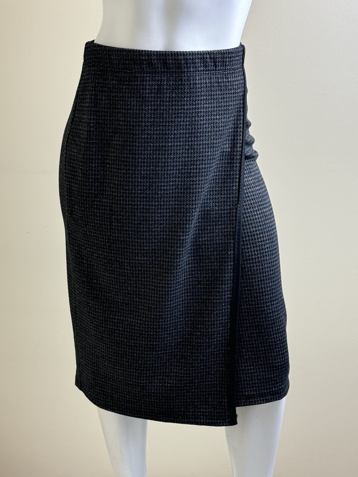 $118 Max Studio Women’s Straight &Pencil Skirt Sz M.      (B.118)