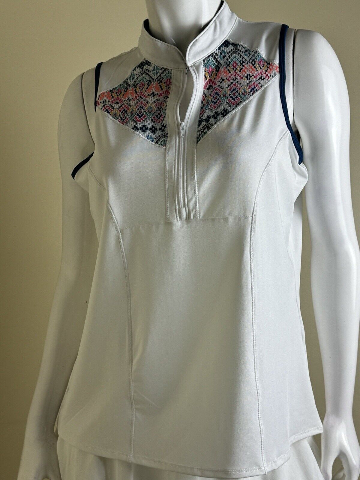 Lucky In Love Women’s Top Size XL Sleeveless Tennis Golf Shirt. (B.80)