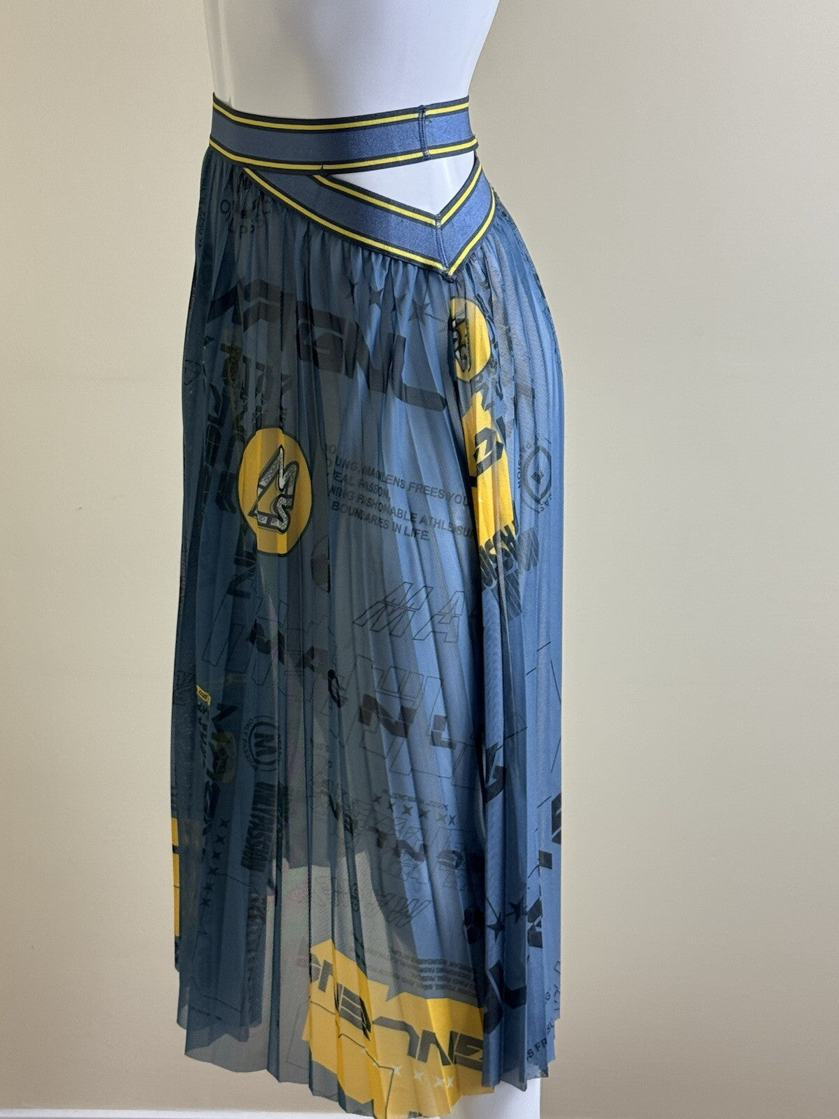 $115 Magnlens Pleated Skirt Long Sz S. (B.124)