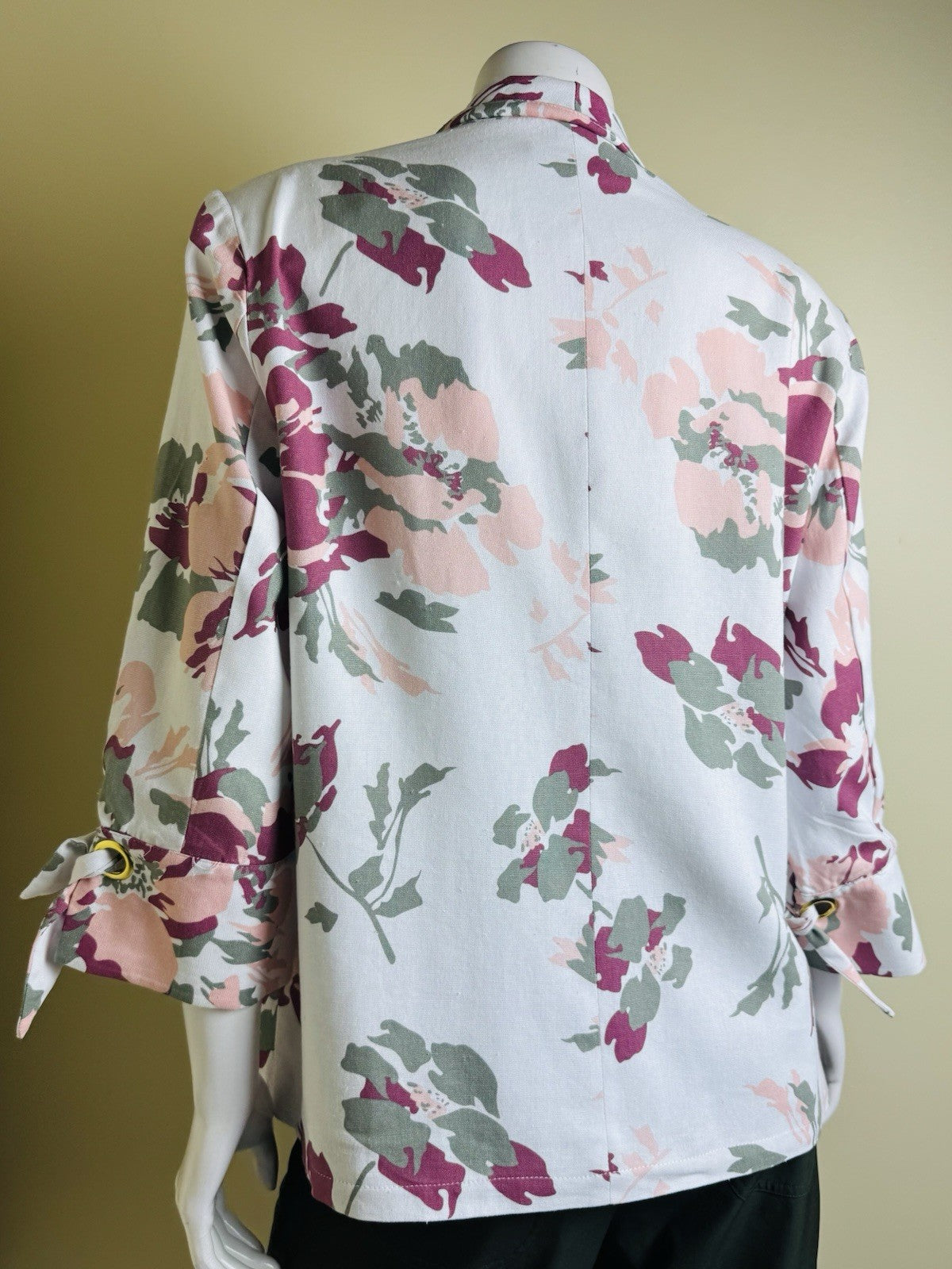 $179 ELLEN TRACY Women’s Floral Blazer Jacket Size L.     (B.154)