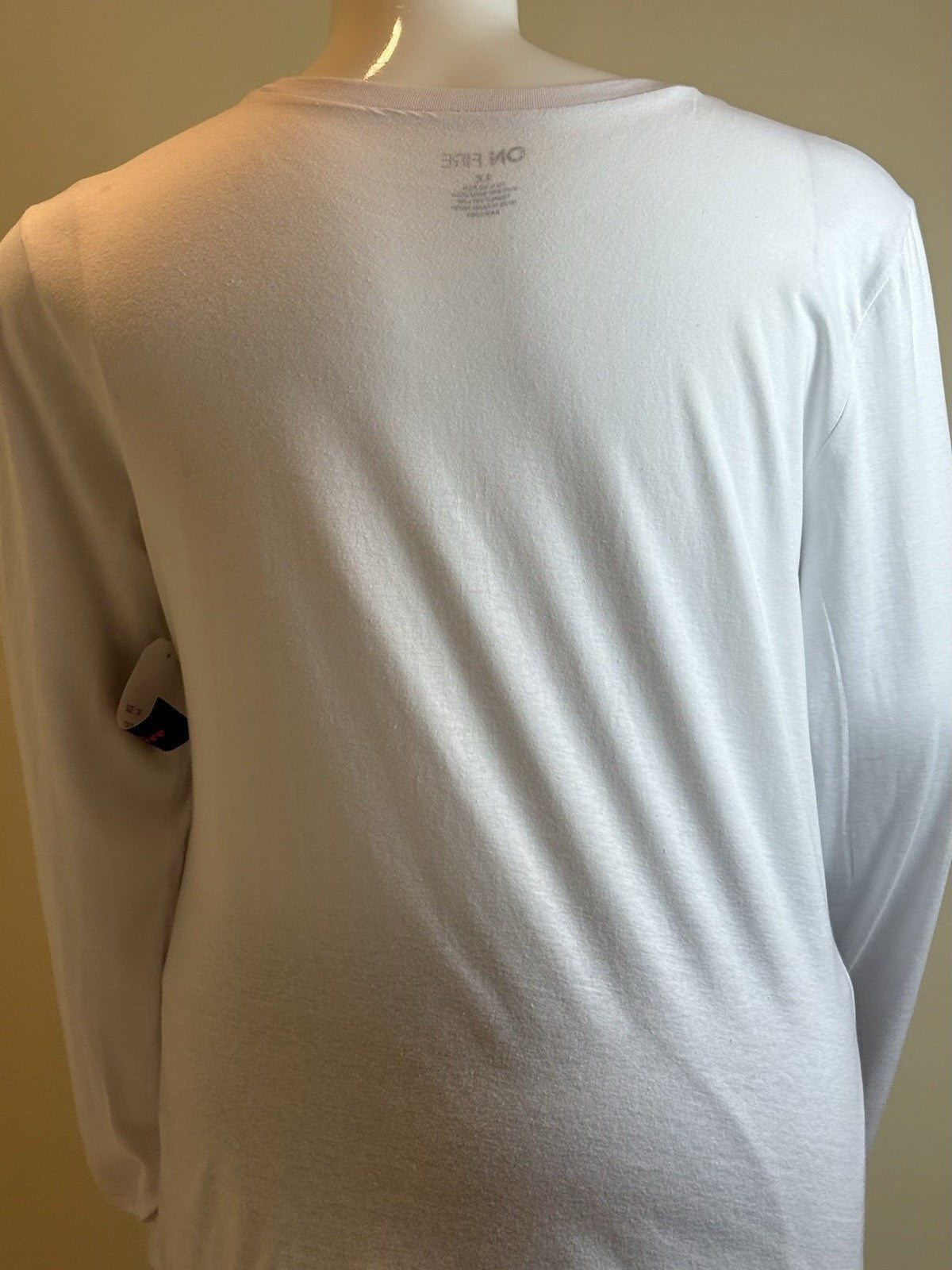 On Fire Women's White T-Shirt Lips Logo Size 1X.  (B.167)